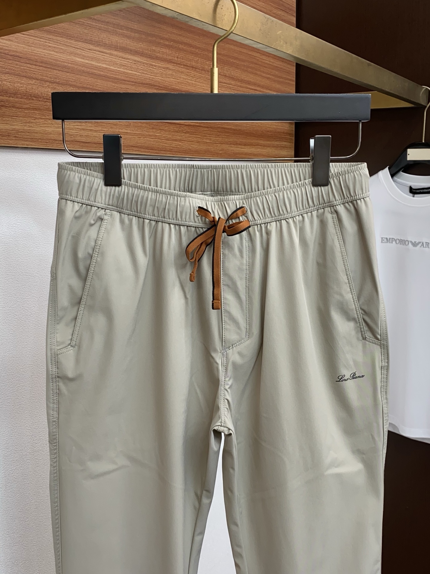 Loro piana 诺悠偏雅 26春夏新款 休闲裤 干净利落剪裁，都市风十足 采用精纺面料手感软糯干爽