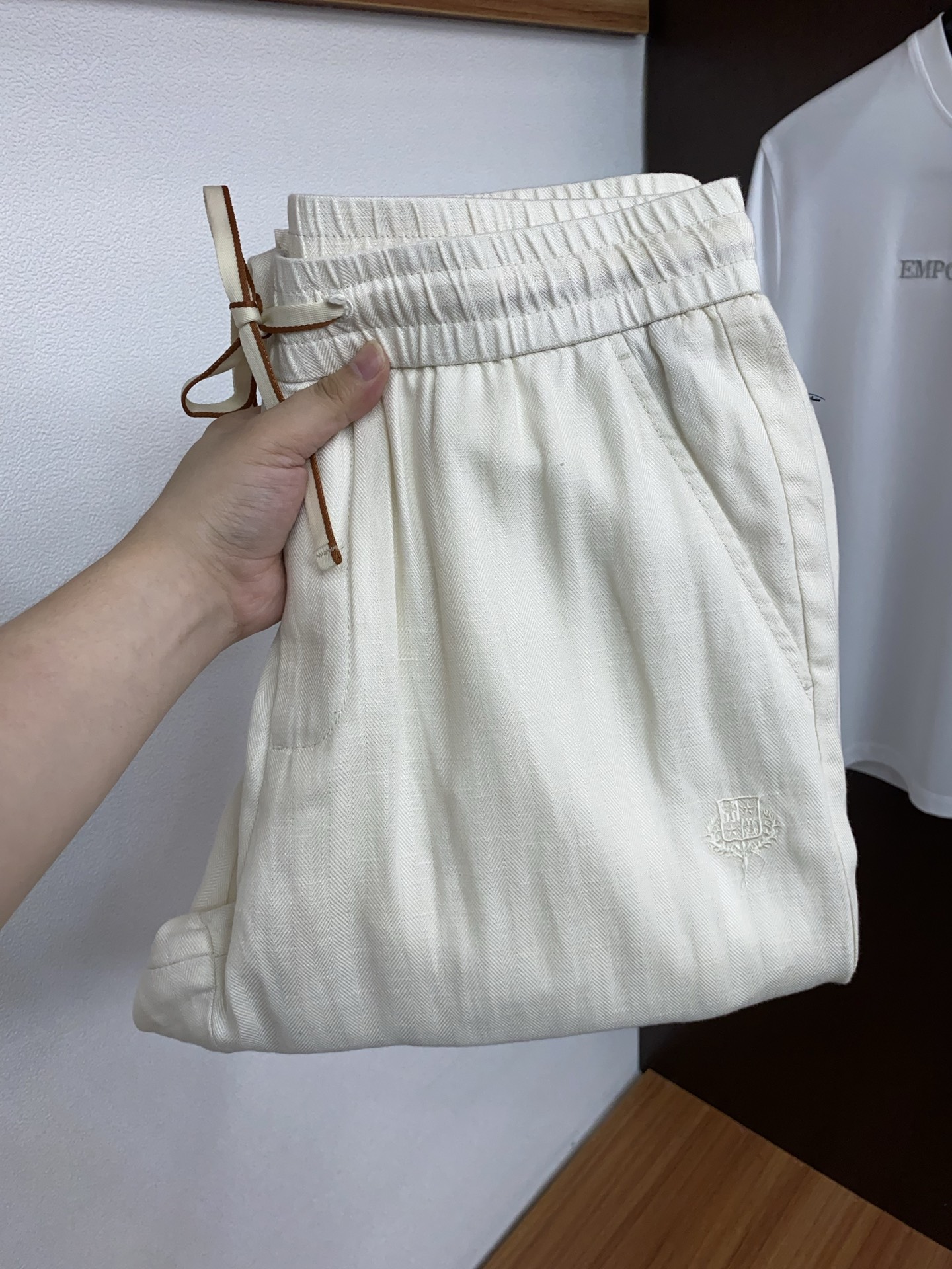 Loro piana 诺悠偏雅 26春夏新款 休闲裤 干净利落剪裁，都市风十足 采用精纺棉麻纤维面料手感