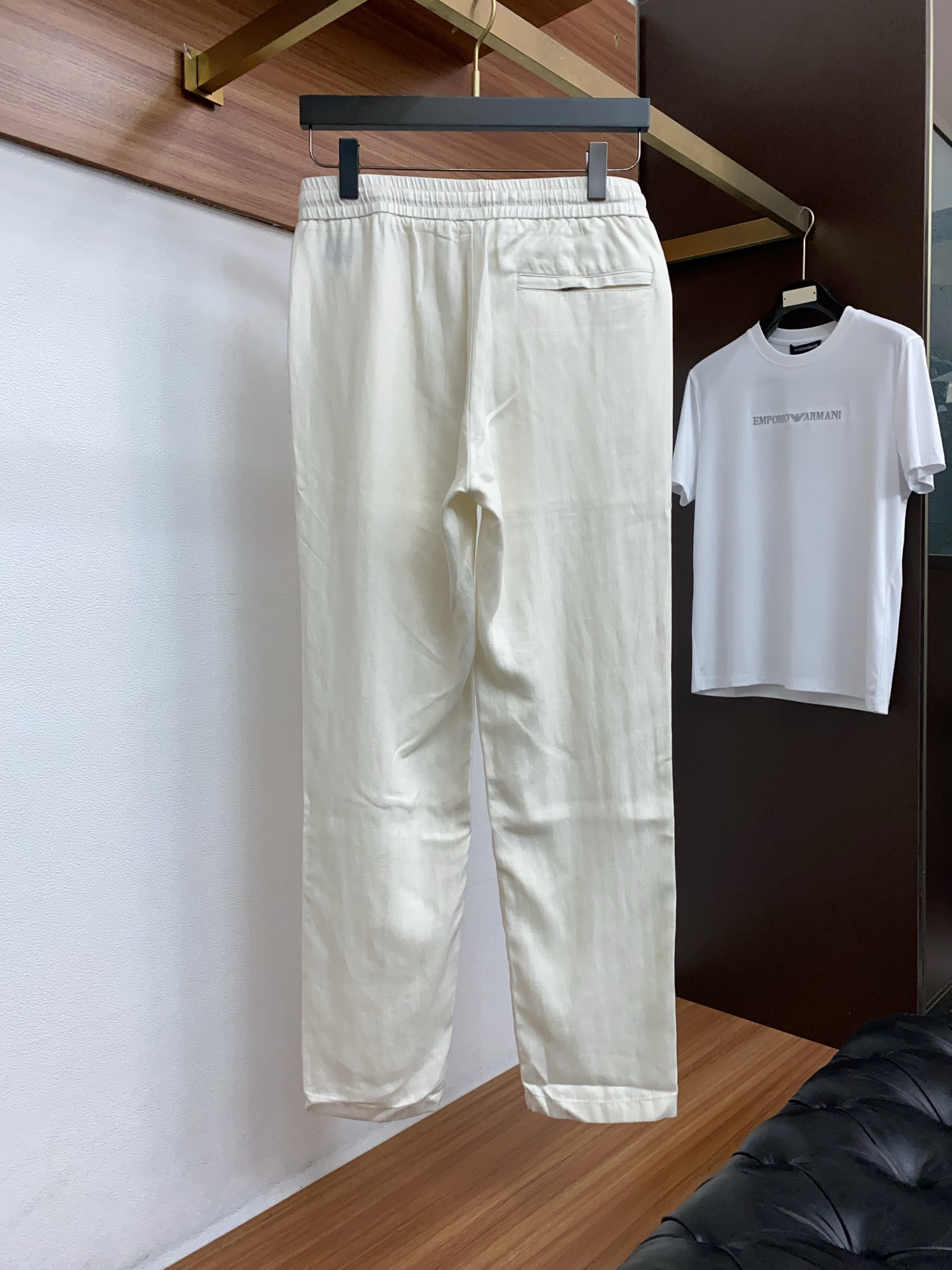 Loro piana 诺悠偏雅 26春夏新款 休闲裤 干净利落剪裁，都市风十足 采用精纺棉麻纤维面料手感