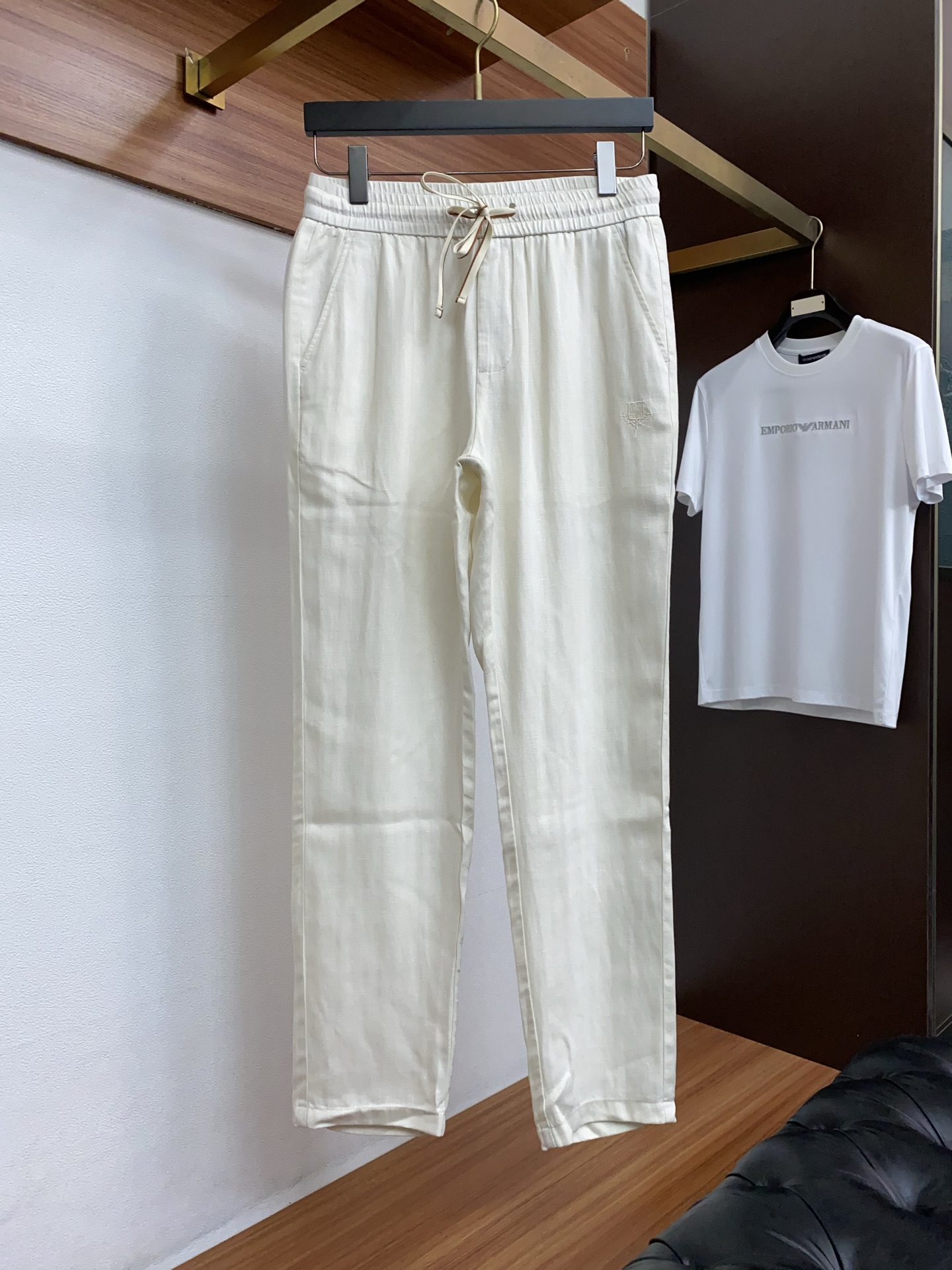 Loro piana 诺悠偏雅 26春夏新款 休闲裤 干净利落剪裁，都市风十足 采用精纺棉麻纤维面料手感