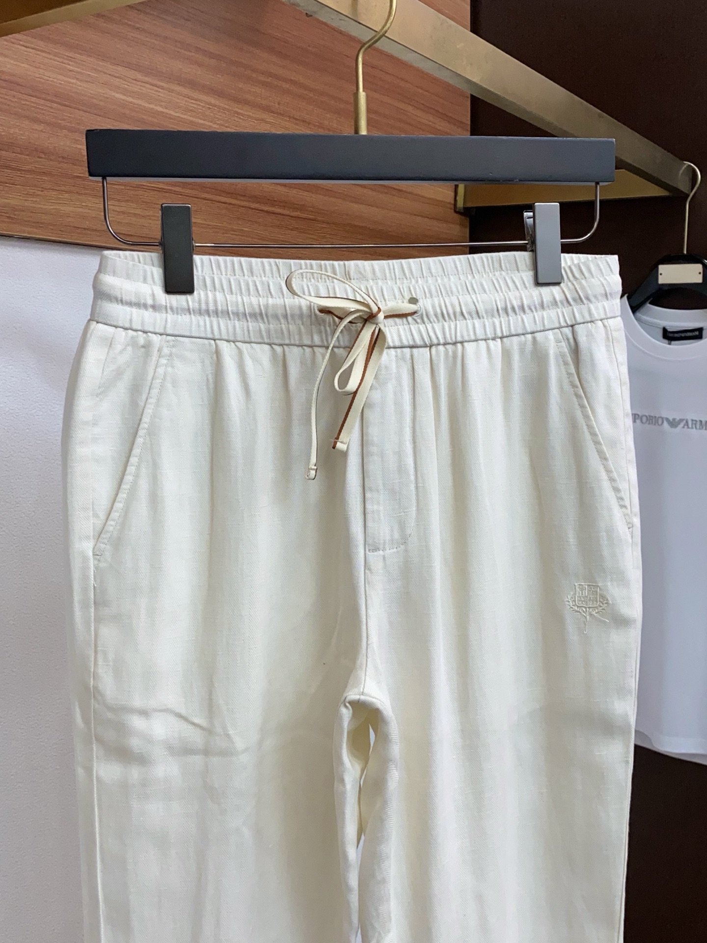 Loro piana 诺悠偏雅 26春夏新款 休闲裤 干净利落剪裁，都市风十足 采用精纺棉麻纤维面料手感
