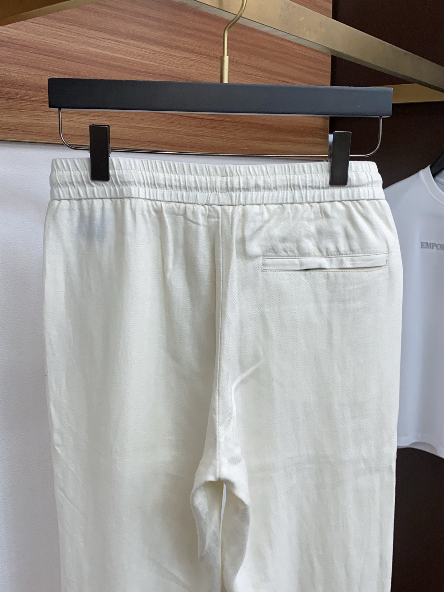 Loro piana 诺悠偏雅 26春夏新款 休闲裤 干净利落剪裁，都市风十足 采用精纺棉麻纤维面料手感