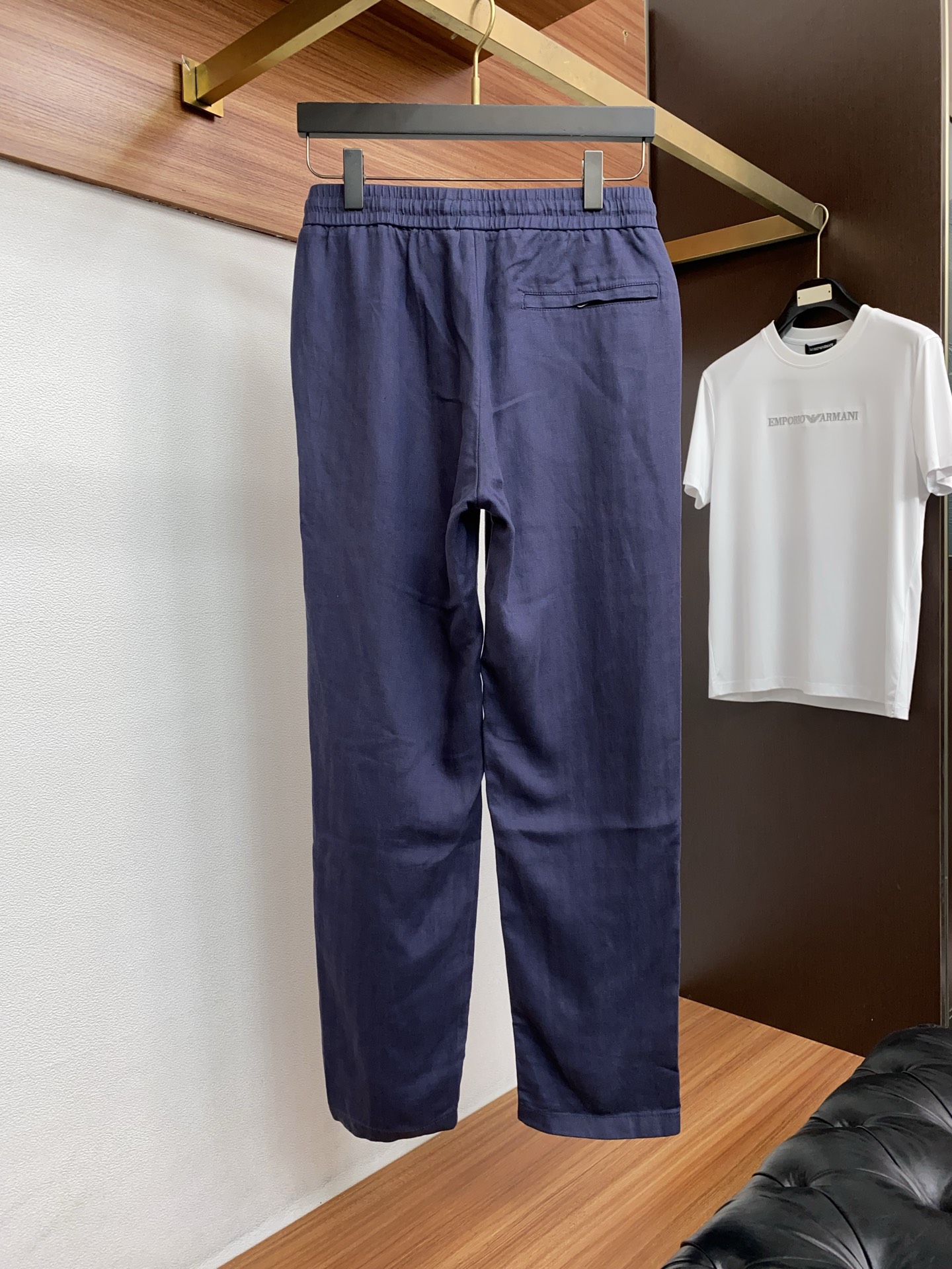 Loro piana 诺悠偏雅 26春夏新款 休闲裤 干净利落剪裁，都市风十足 采用精纺棉麻纤维面料手感
