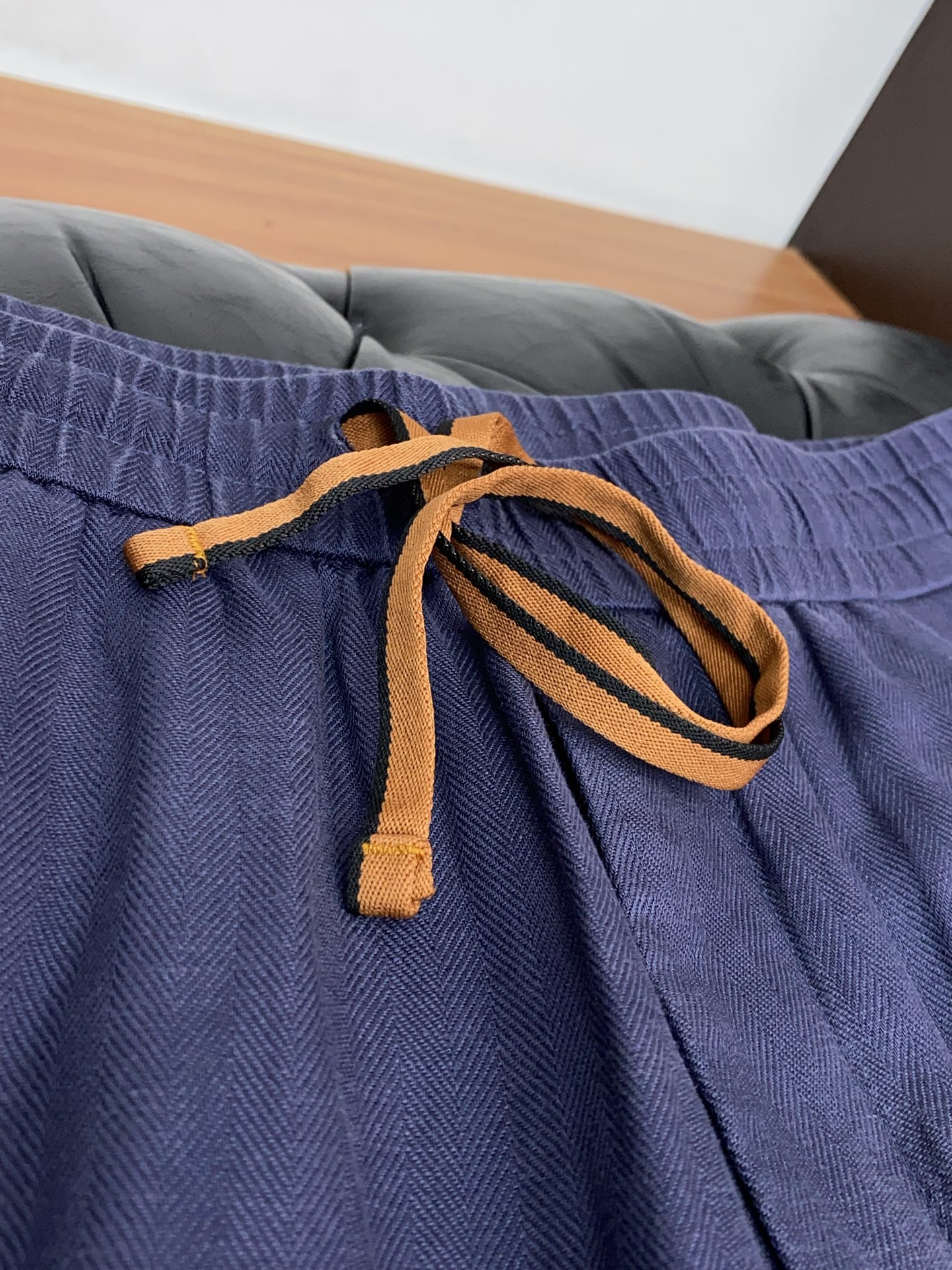 Loro piana 诺悠偏雅 26春夏新款 休闲裤 干净利落剪裁，都市风十足 采用精纺棉麻纤维面料手感