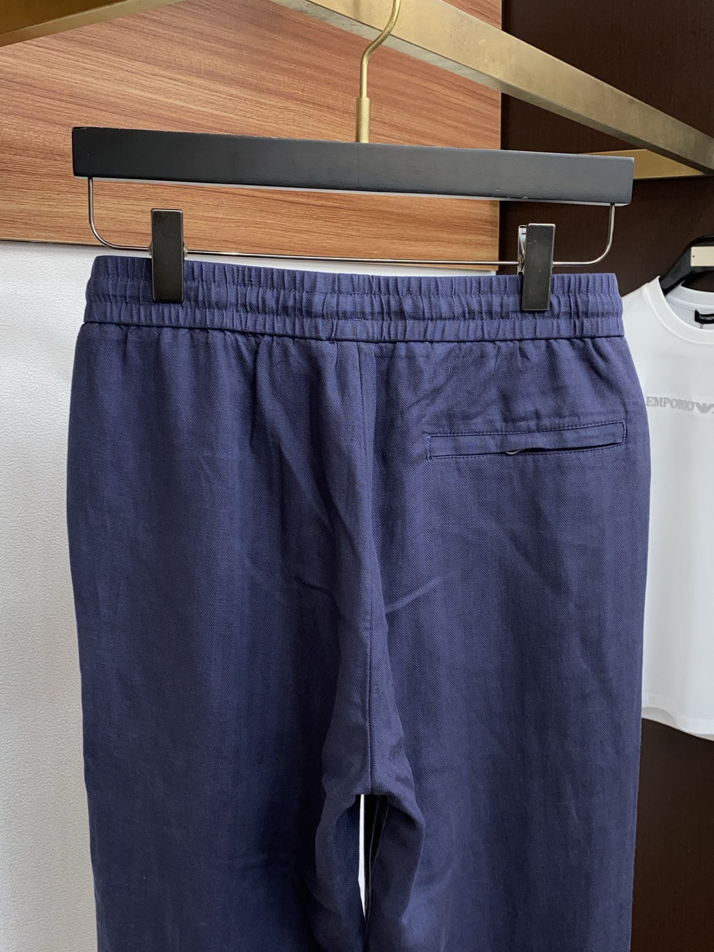 Loro piana 诺悠偏雅 26春夏新款 休闲裤 干净利落剪裁，都市风十足 采用精纺棉麻纤维面料手感