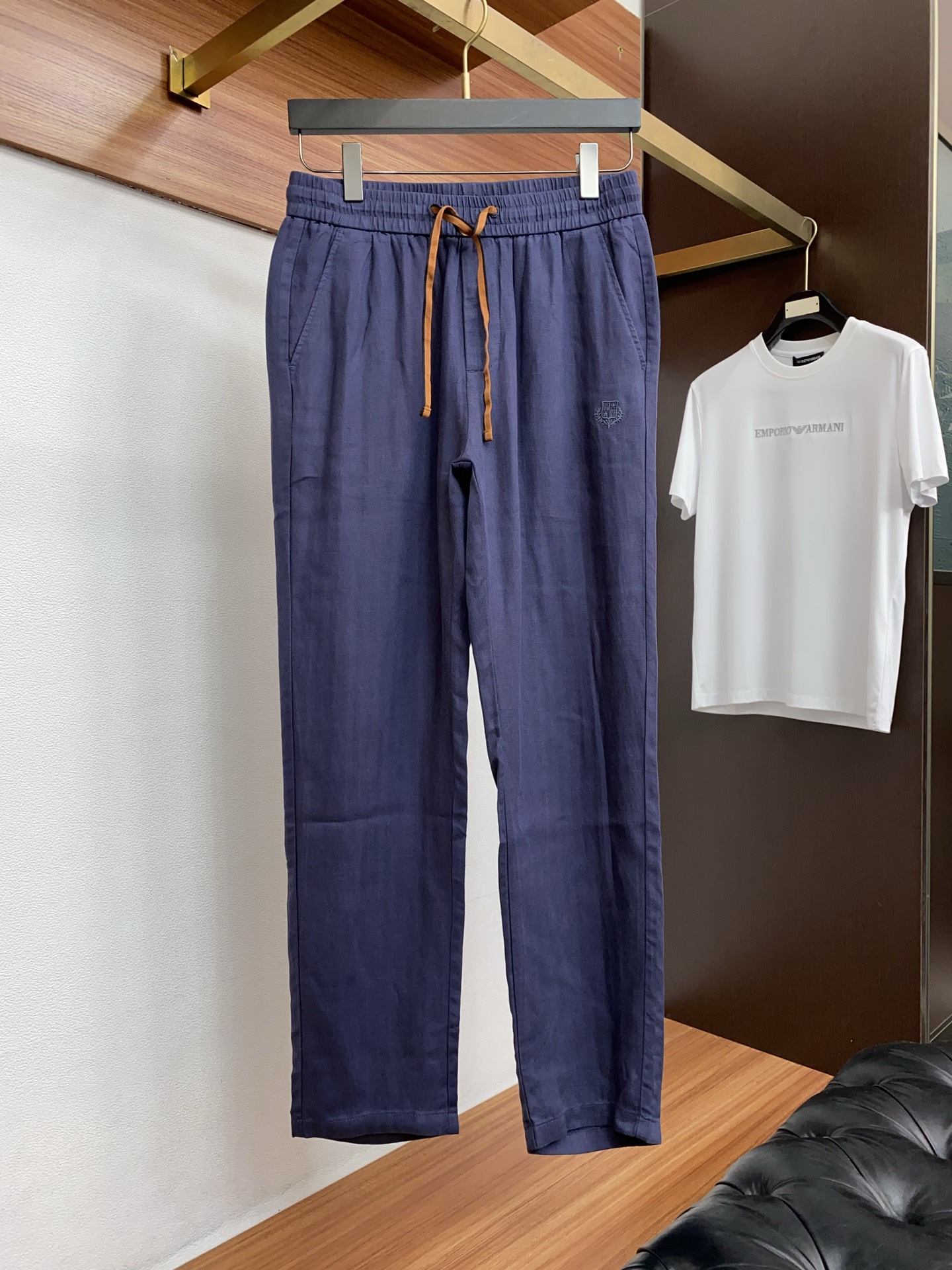 Loro piana 诺悠偏雅 26春夏新款 休闲裤 干净利落剪裁，都市风十足 采用精纺棉麻纤维面料手感