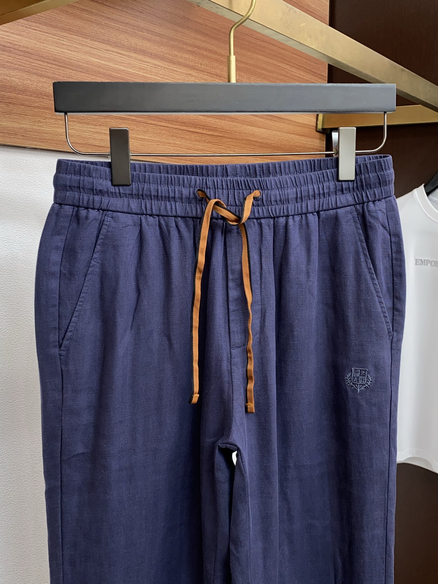 Loro piana 诺悠偏雅 26春夏新款 休闲裤 干净利落剪裁，都市风十足 采用精纺棉麻纤维面料手感