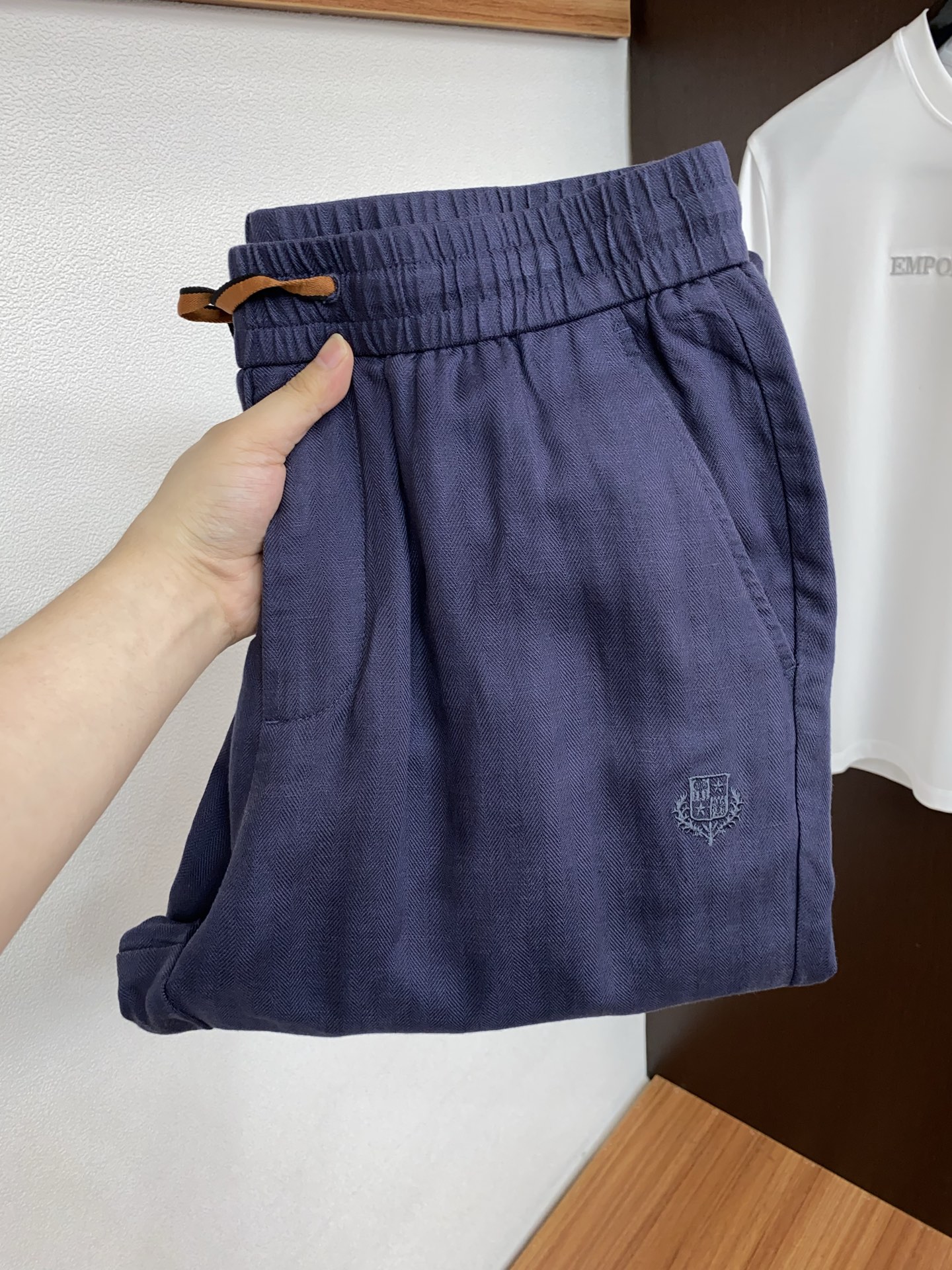 Loro piana 诺悠偏雅 26春夏新款 休闲裤 干净利落剪裁，都市风十足 采用精纺棉麻纤维面料手感