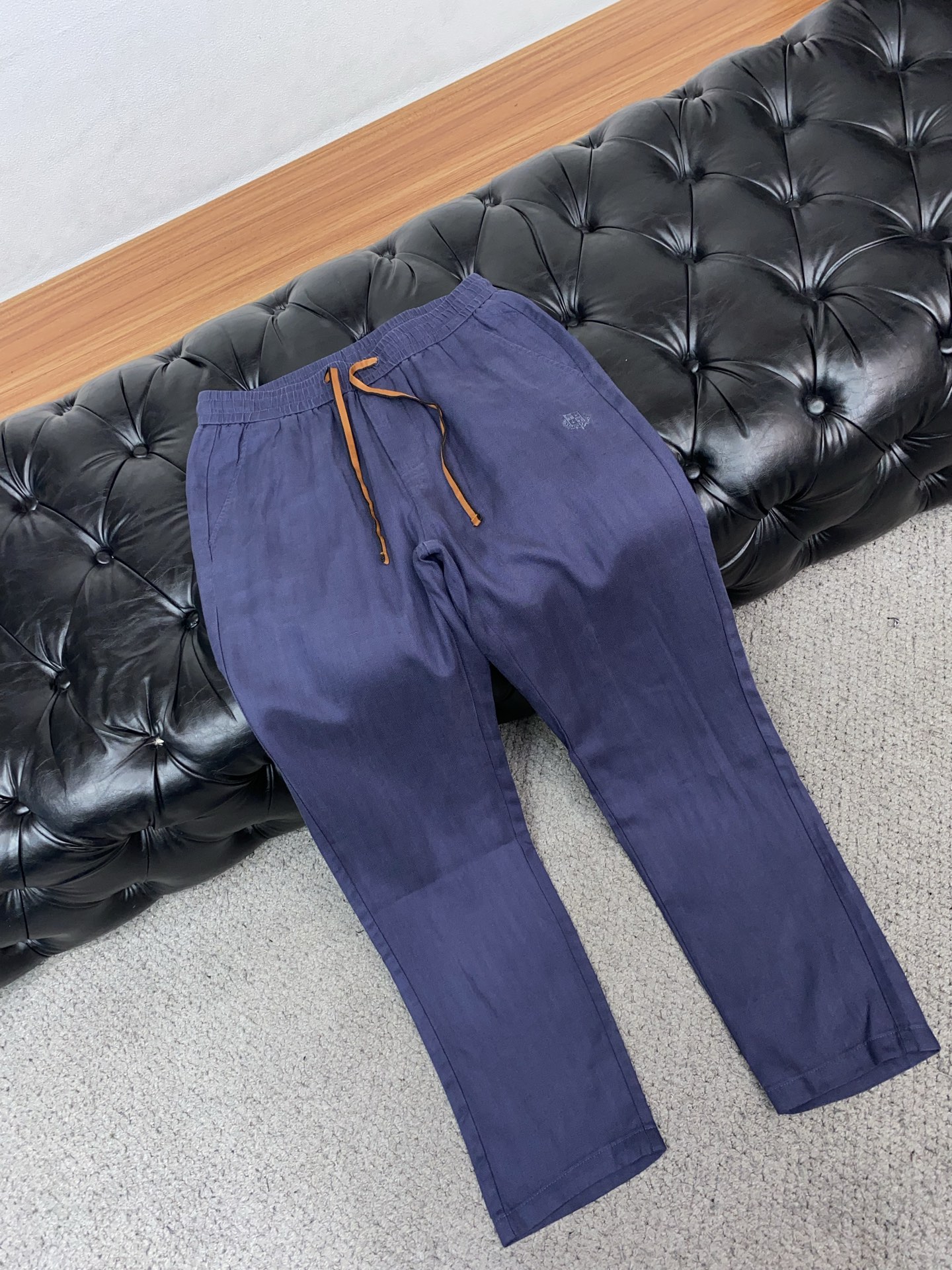 Loro piana 诺悠偏雅 26春夏新款 休闲裤 干净利落剪裁，都市风十足 采用精纺棉麻纤维面料手感