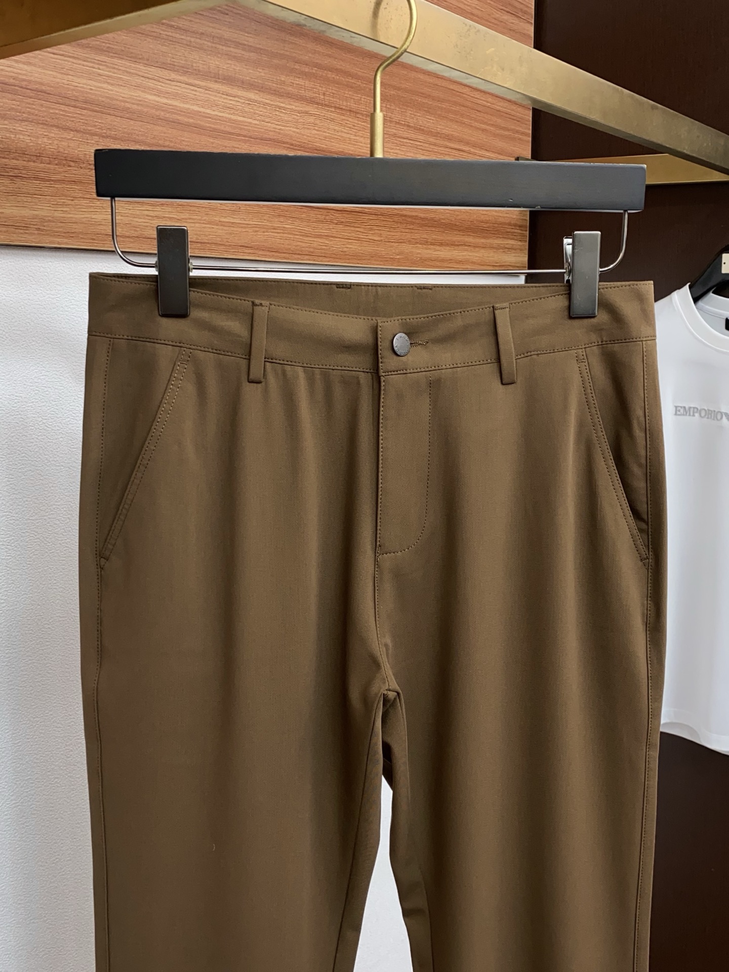 普拉达 26春夏新款 西装裤 休闲裤 干净利落剪裁，都市风十足 采用精纺面料手感软糯干爽，上身效果挺括有