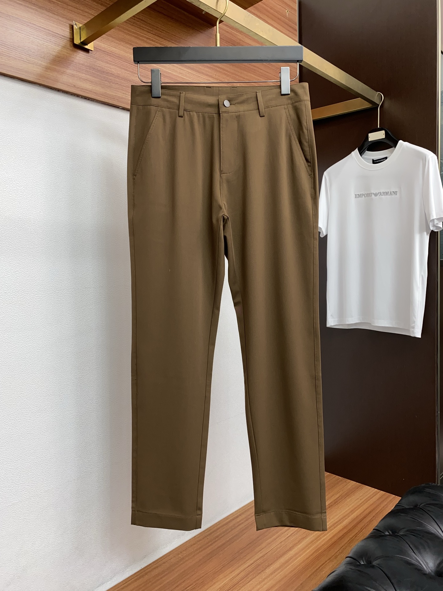 普拉达 26春夏新款 西装裤 休闲裤 干净利落剪裁，都市风十足 采用精纺面料手感软糯干爽，上身效果挺括有