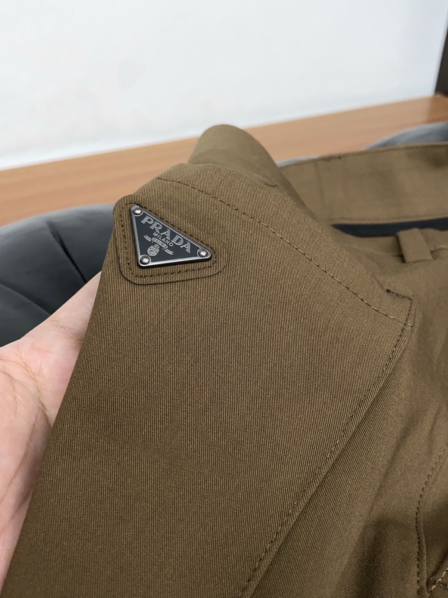 普拉达 26春夏新款 西装裤 休闲裤 干净利落剪裁，都市风十足 采用精纺面料手感软糯干爽，上身效果挺括有