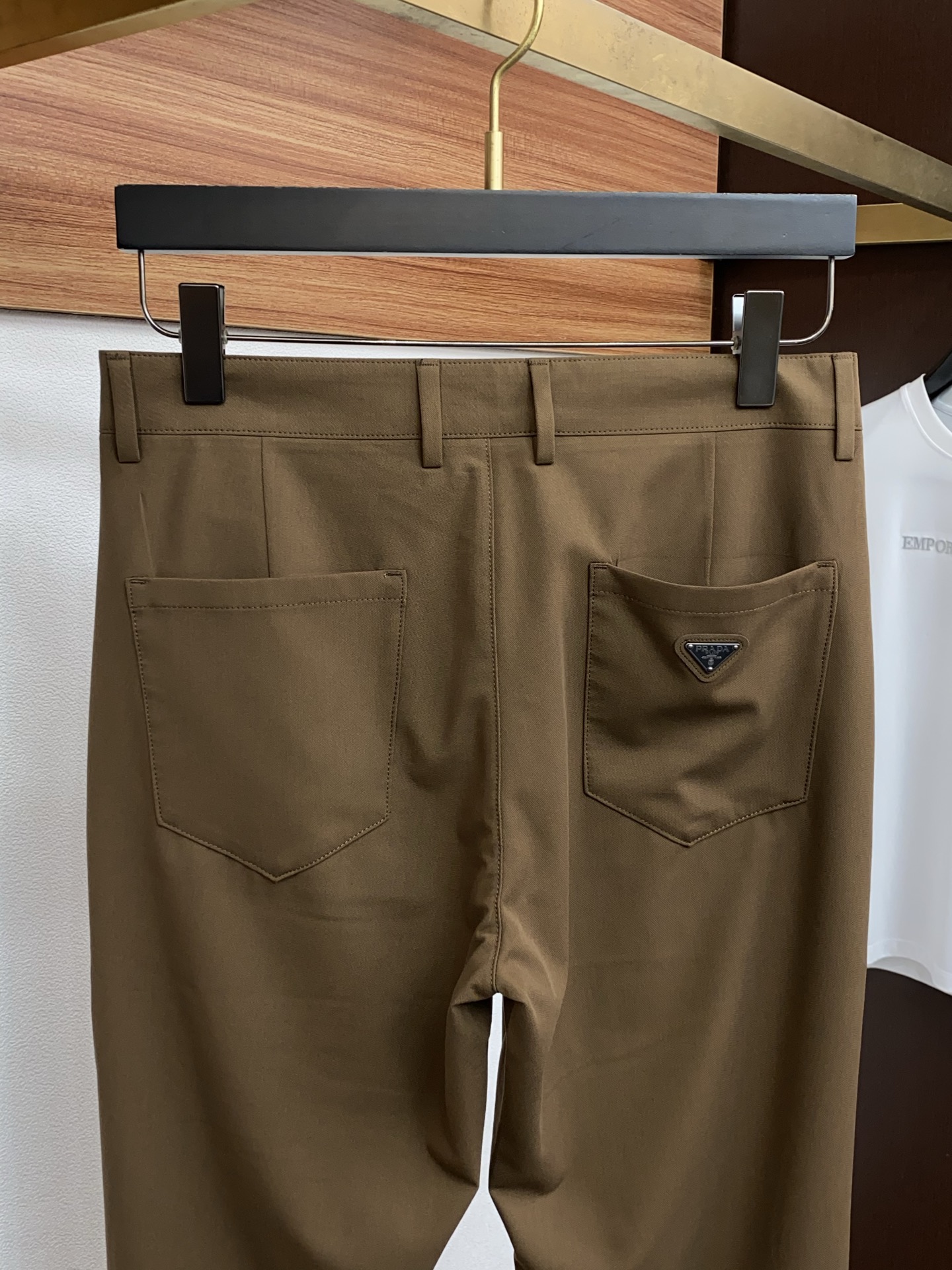 普拉达 26春夏新款 西装裤 休闲裤 干净利落剪裁，都市风十足 采用精纺面料手感软糯干爽，上身效果挺括有