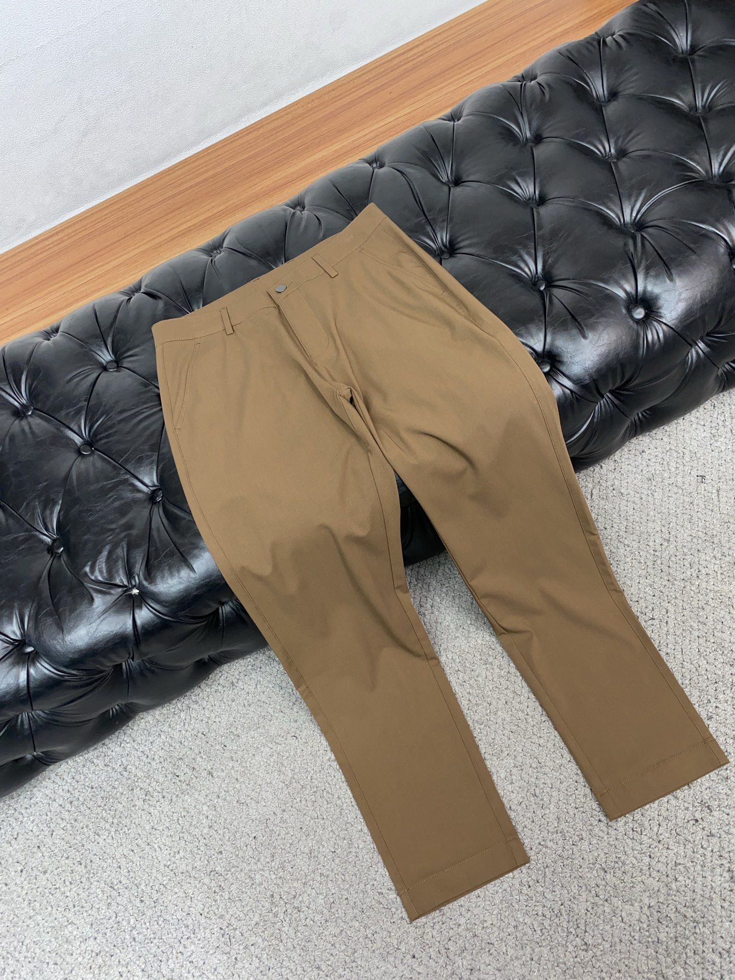 普拉达 26春夏新款 西装裤 休闲裤 干净利落剪裁，都市风十足 采用精纺面料手感软糯干爽，上身效果挺括有