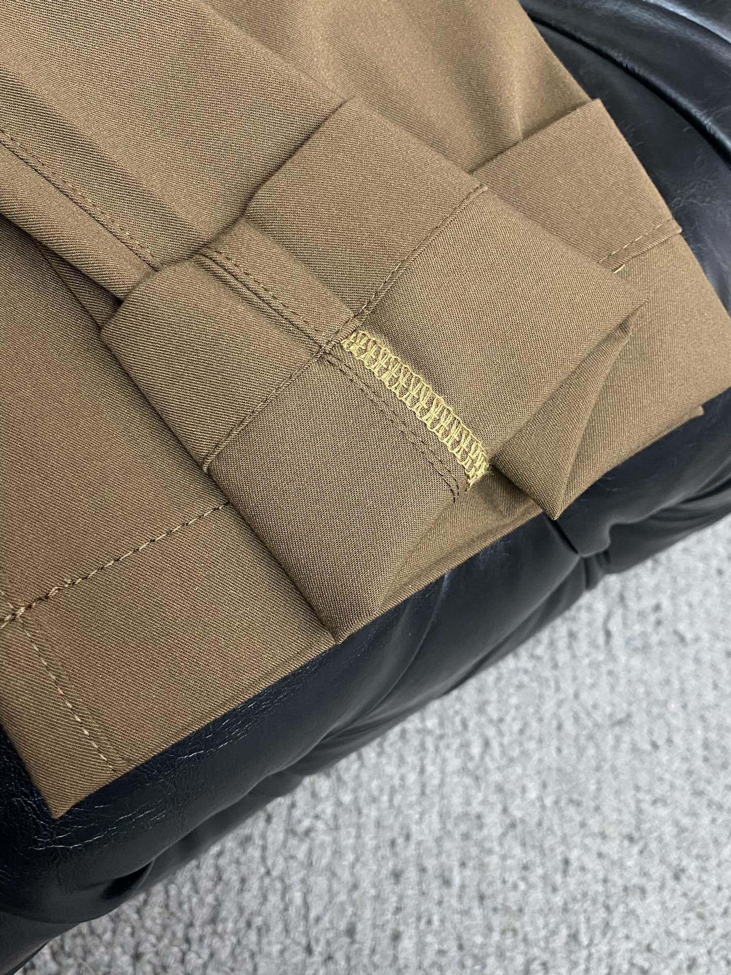 普拉达 26春夏新款 西装裤 休闲裤 干净利落剪裁，都市风十足 采用精纺面料手感软糯干爽，上身效果挺括有