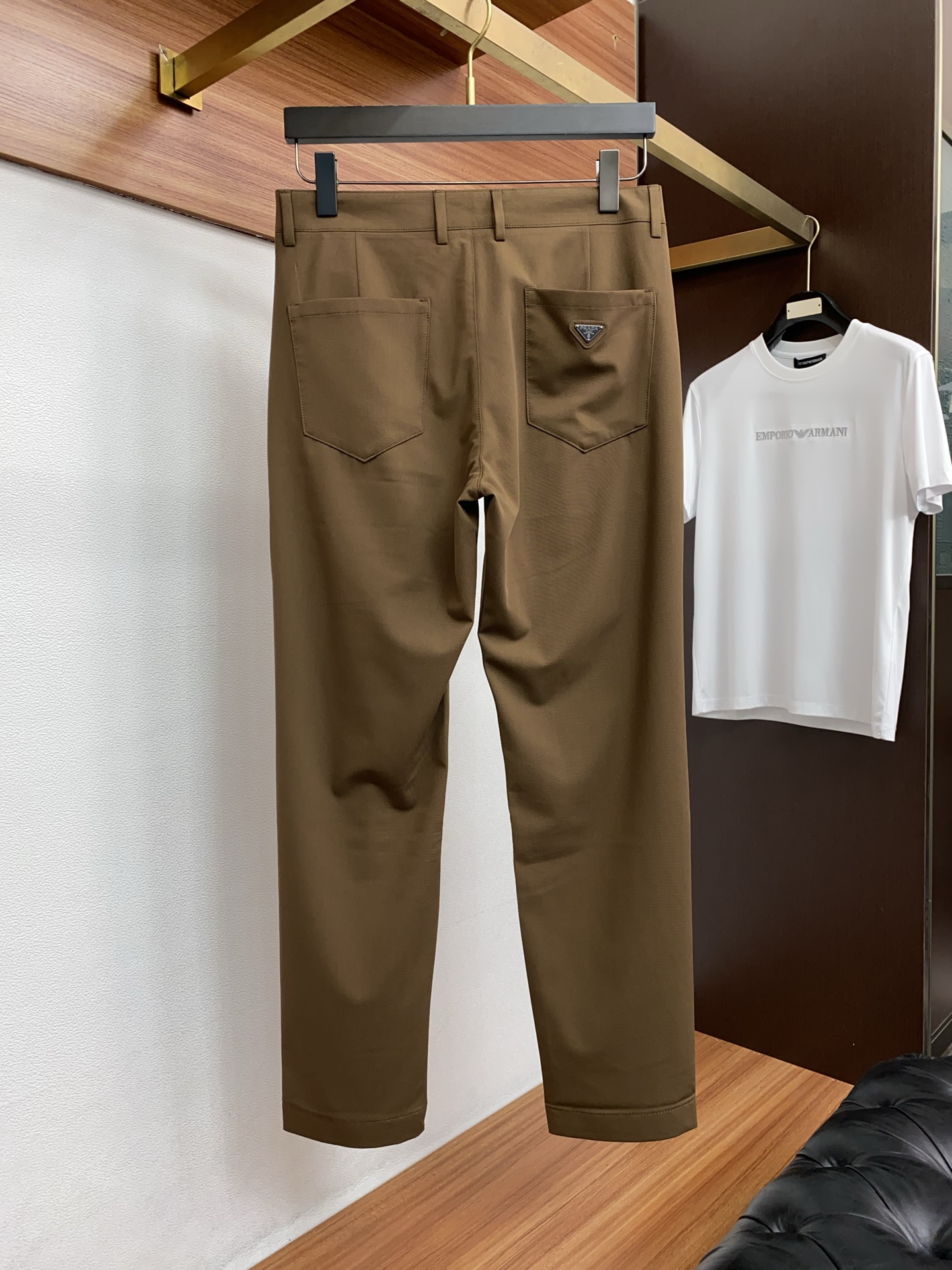 普拉达 26春夏新款 西装裤 休闲裤 干净利落剪裁，都市风十足 采用精纺面料手感软糯干爽，上身效果挺括有