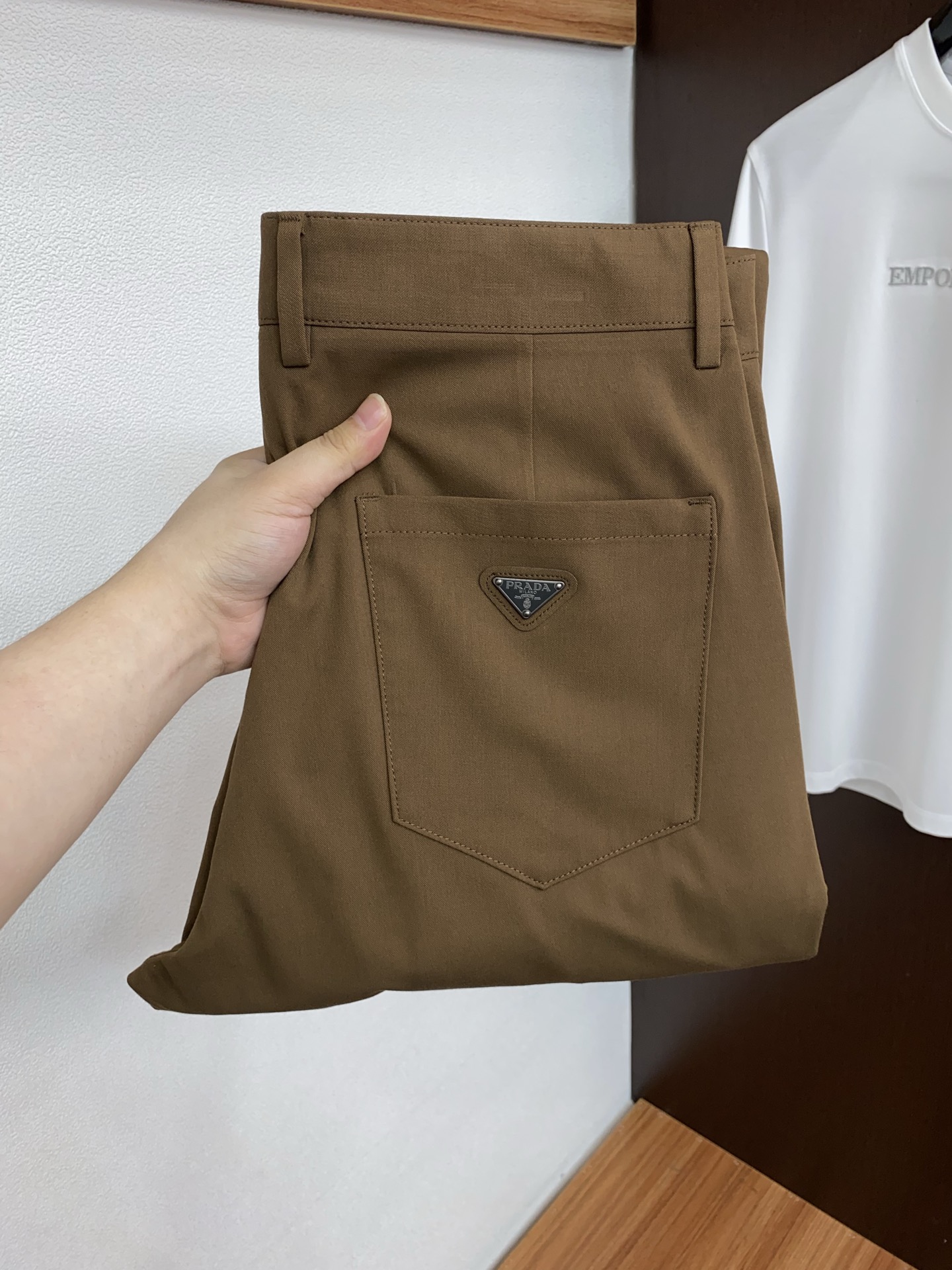 普拉达 26春夏新款 西装裤 休闲裤 干净利落剪裁，都市风十足 采用精纺面料手感软糯干爽，上身效果挺括有