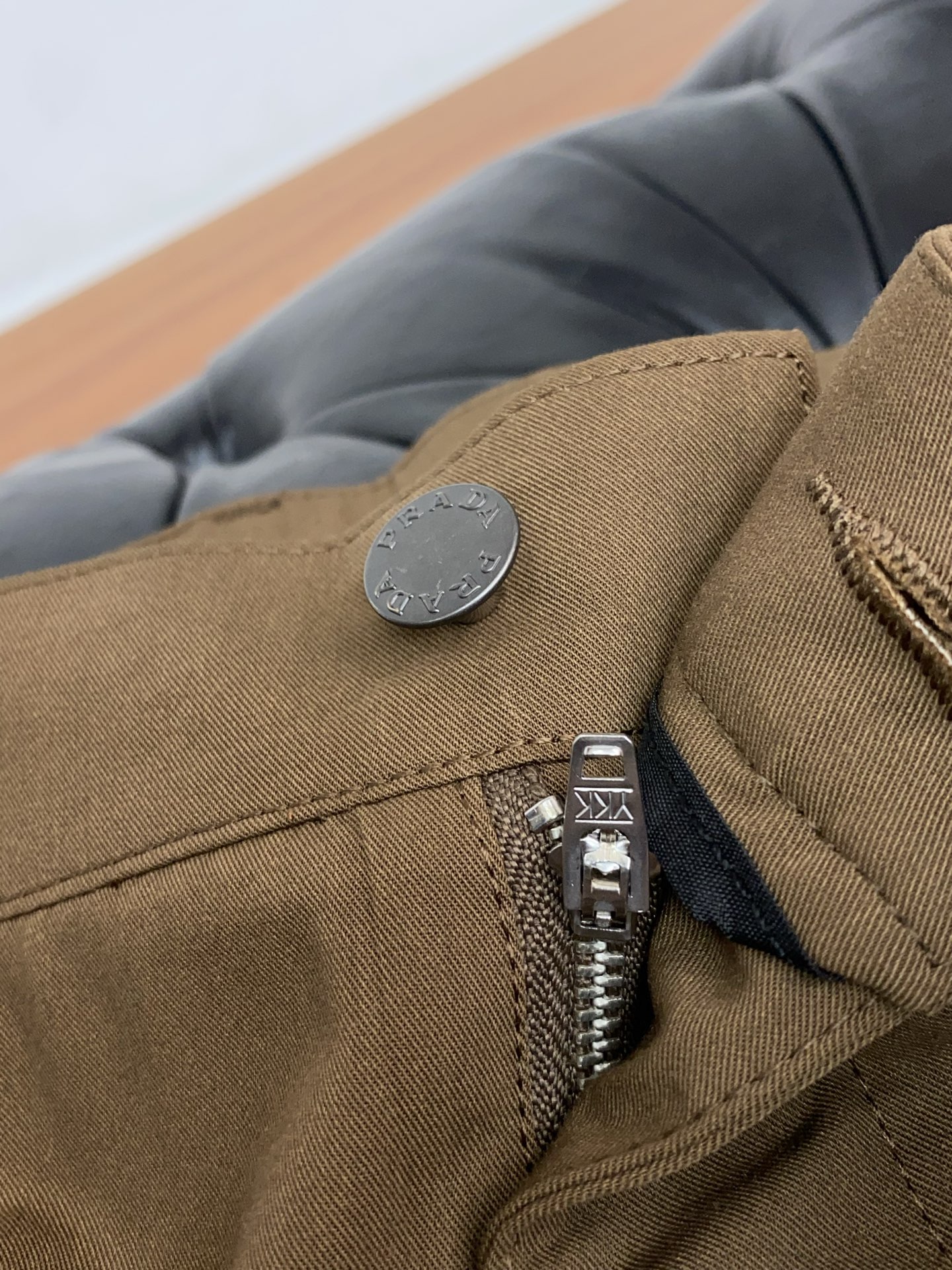 普拉达 26春夏新款 西装裤 休闲裤 干净利落剪裁，都市风十足 采用精纺面料手感软糯干爽，上身效果挺括有