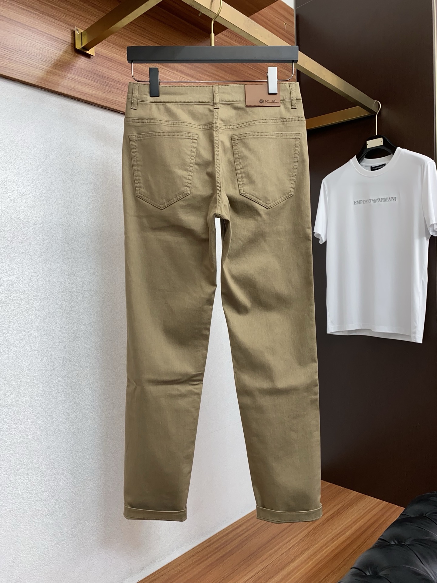 Loro piana 诺悠翩雅 26春夏新款 休闲裤 干净利落剪裁，都市风十足 采用精纺面料手感软糯干爽