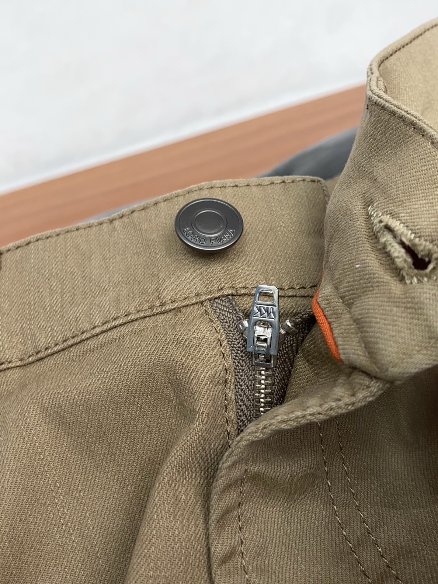 Loro piana 诺悠翩雅 26春夏新款 休闲裤 干净利落剪裁，都市风十足 采用精纺面料手感软糯干爽