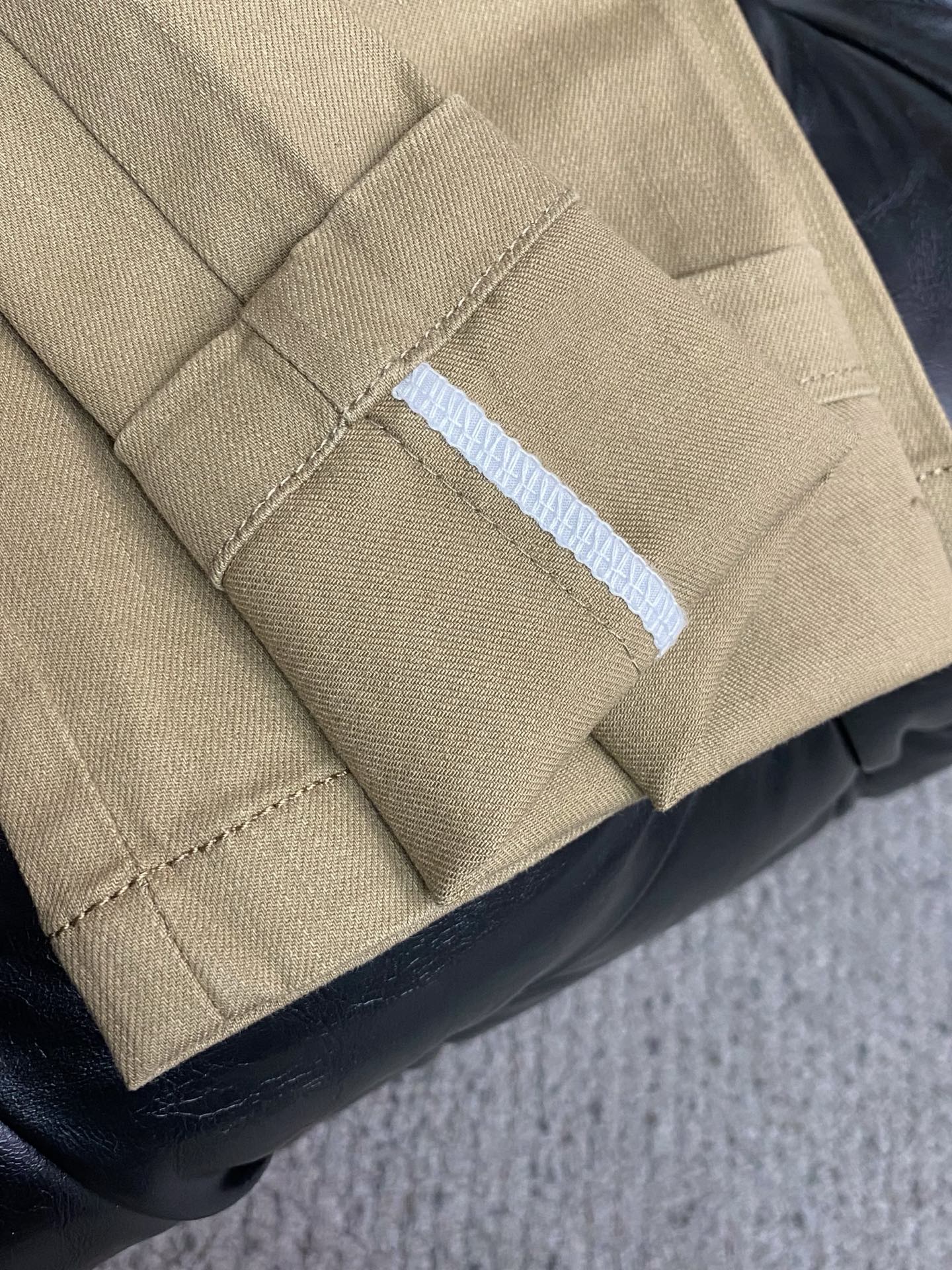 Loro piana 诺悠翩雅 26春夏新款 休闲裤 干净利落剪裁，都市风十足 采用精纺面料手感软糯干爽