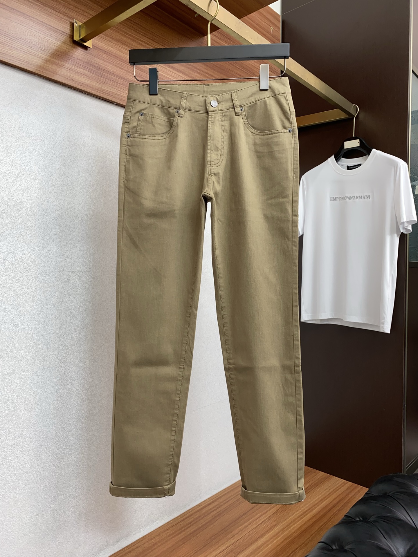 Loro piana 诺悠翩雅 26春夏新款 休闲裤 干净利落剪裁，都市风十足 采用精纺面料手感软糯干爽