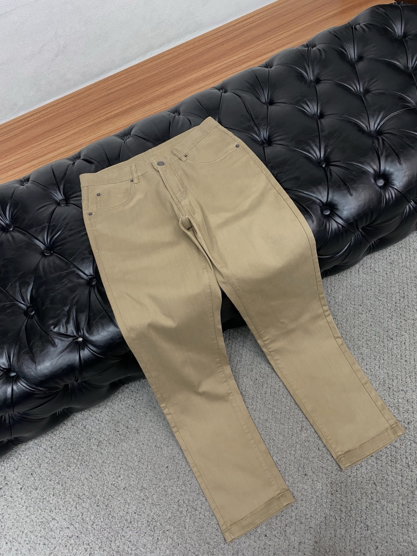 Loro piana 诺悠翩雅 26春夏新款 休闲裤 干净利落剪裁，都市风十足 采用精纺面料手感软糯干爽