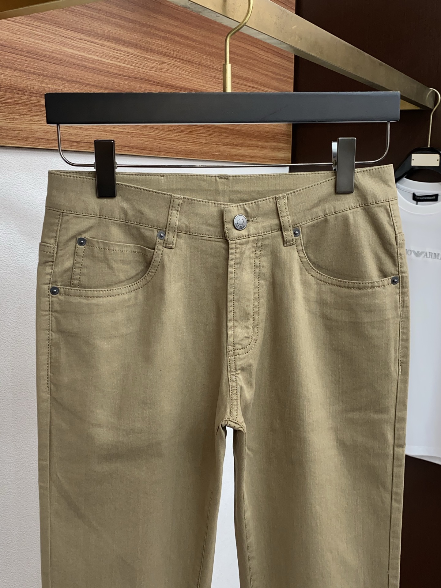 Loro piana 诺悠翩雅 26春夏新款 休闲裤 干净利落剪裁，都市风十足 采用精纺面料手感软糯干爽