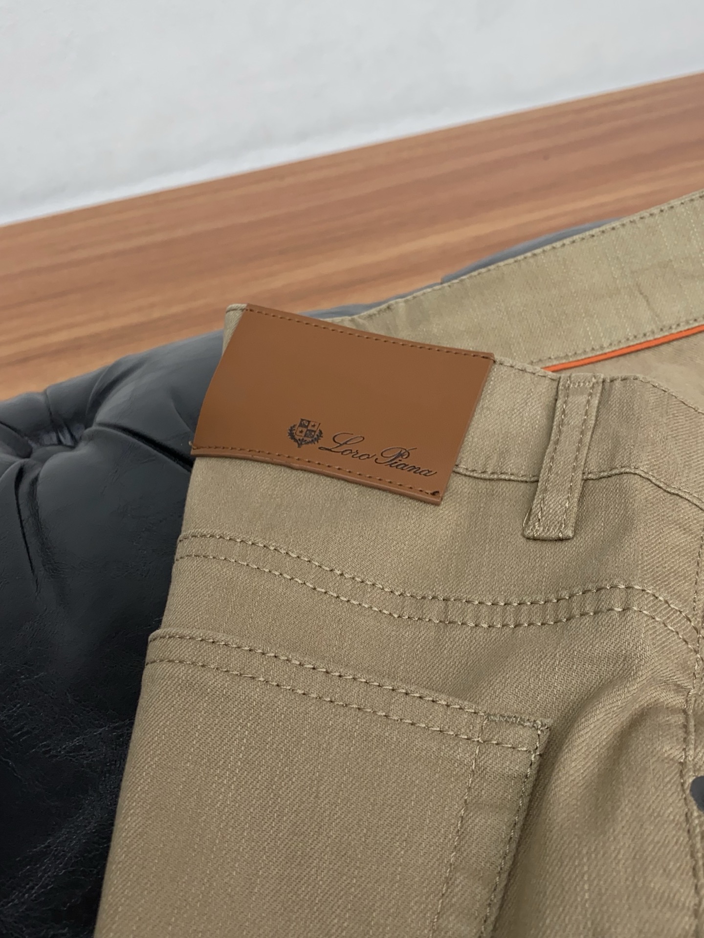 Loro piana 诺悠翩雅 26春夏新款 休闲裤 干净利落剪裁，都市风十足 采用精纺面料手感软糯干爽