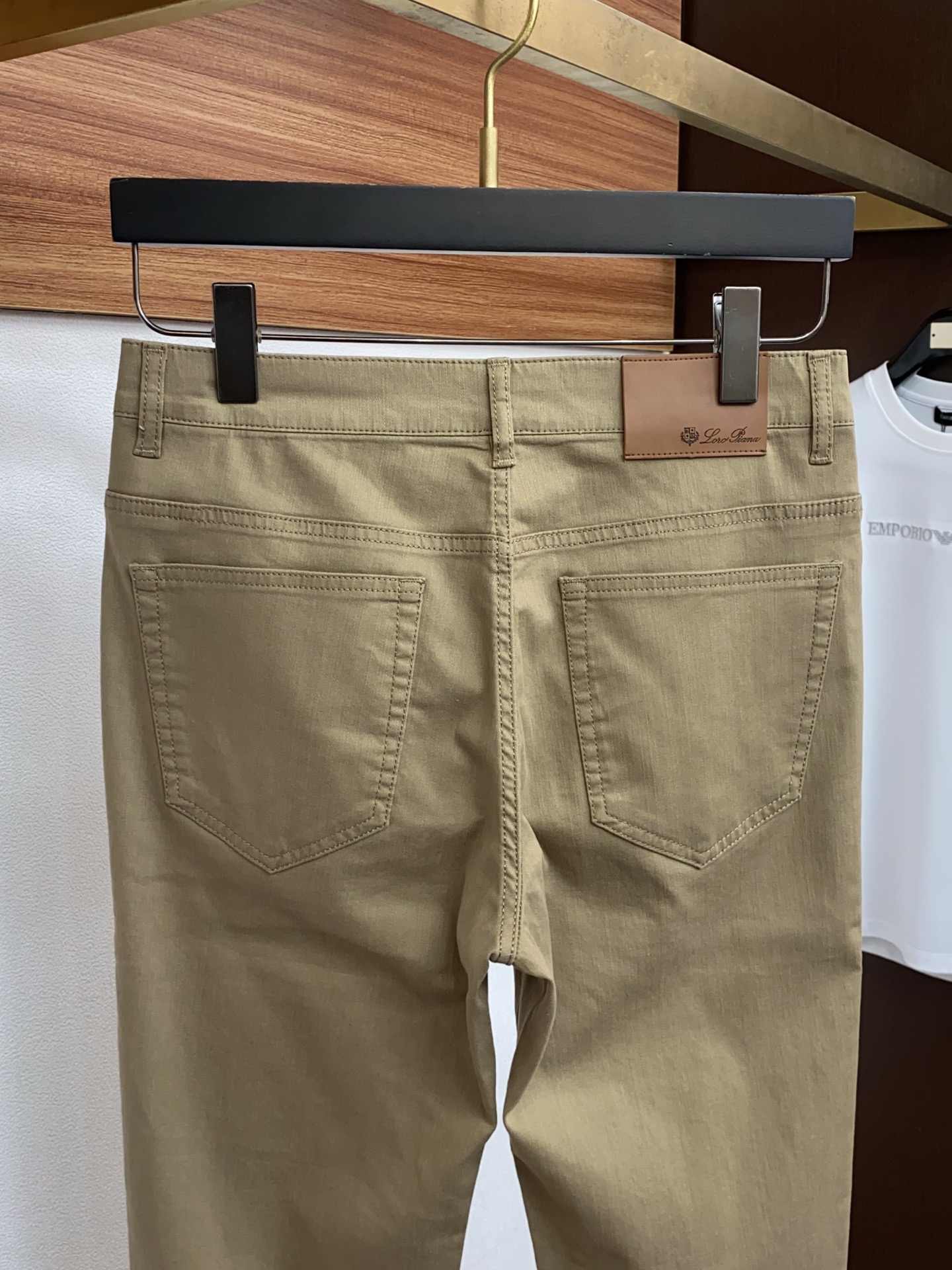 Loro piana 诺悠翩雅 26春夏新款 休闲裤 干净利落剪裁，都市风十足 采用精纺面料手感软糯干爽