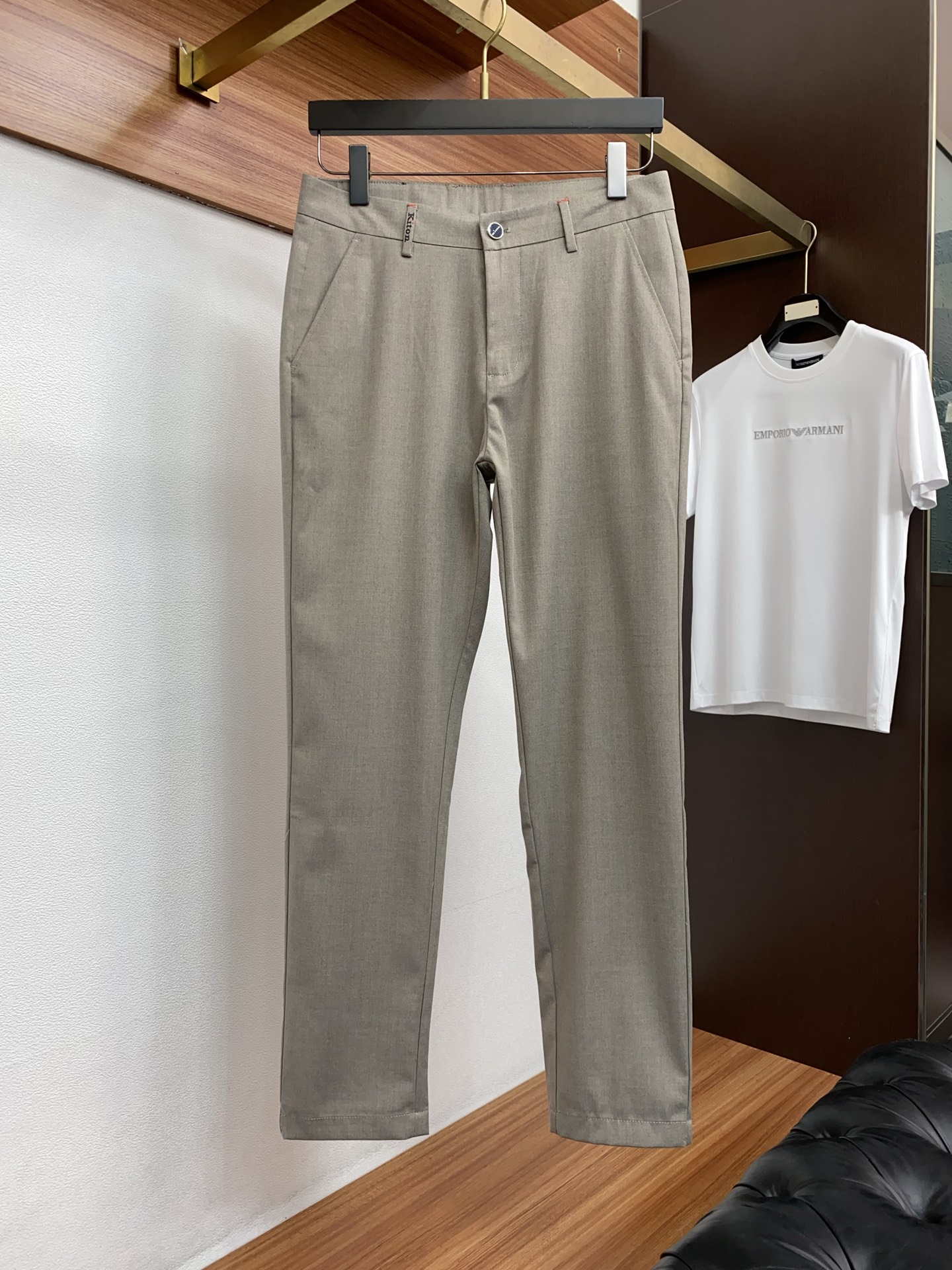kiton 26春夏新款 休闲裤 干净利落剪裁，都市风十足 采用精纺面料手感软糯干爽，上身效果挺括有型。