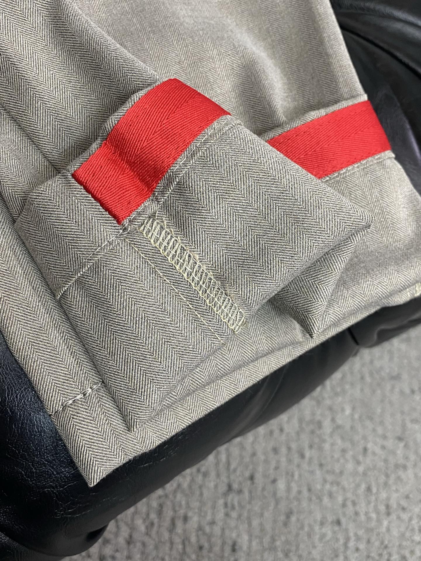 kiton 26春夏新款 休闲裤 干净利落剪裁，都市风十足 采用精纺面料手感软糯干爽，上身效果挺括有型。