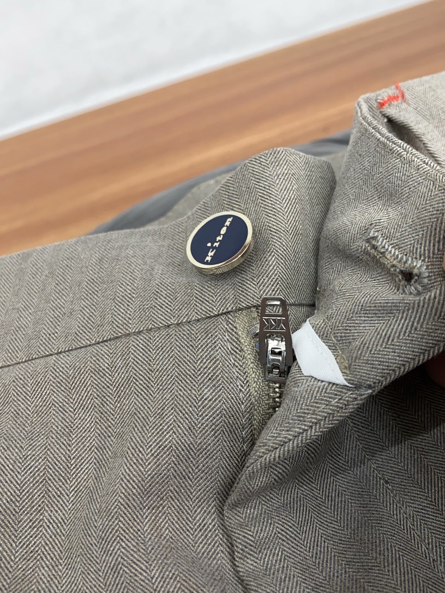 kiton 26春夏新款 休闲裤 干净利落剪裁，都市风十足 采用精纺面料手感软糯干爽，上身效果挺括有型。