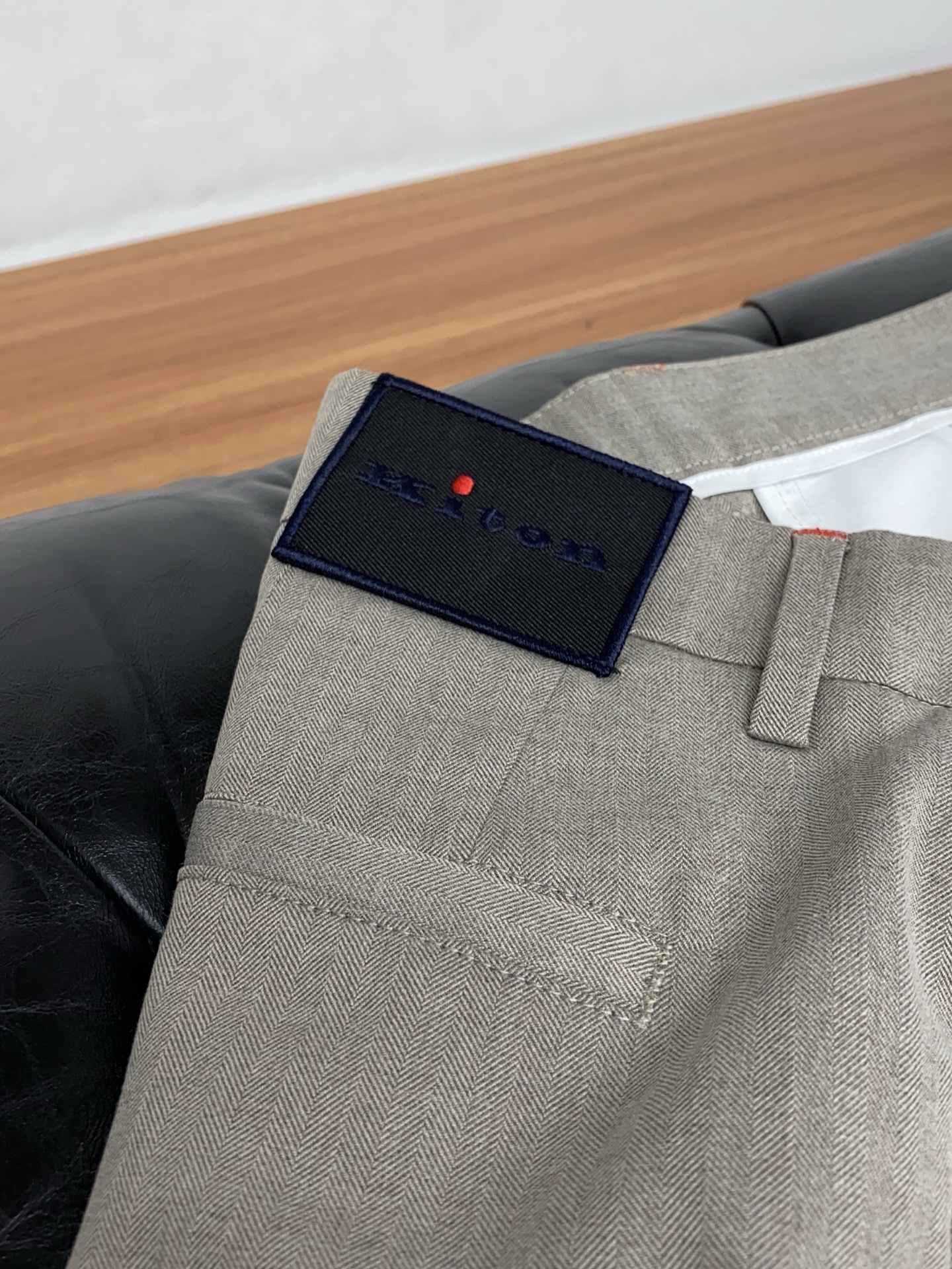 kiton 26春夏新款 休闲裤 干净利落剪裁，都市风十足 采用精纺面料手感软糯干爽，上身效果挺括有型。