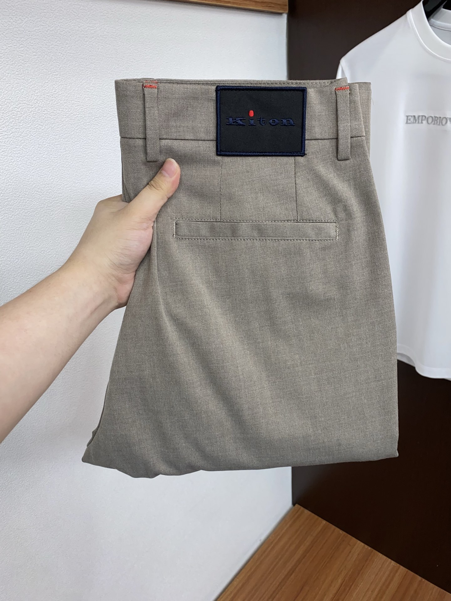 kiton 26春夏新款 休闲裤 干净利落剪裁，都市风十足 采用精纺面料手感软糯干爽，上身效果挺括有型。