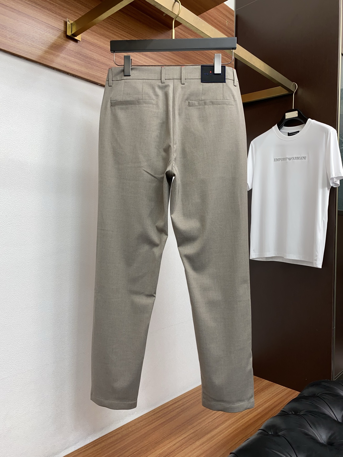 kiton 26春夏新款 休闲裤 干净利落剪裁，都市风十足 采用精纺面料手感软糯干爽，上身效果挺括有型。