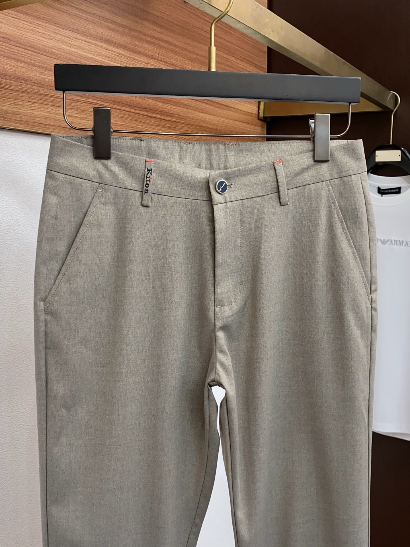 kiton 26春夏新款 休闲裤 干净利落剪裁，都市风十足 采用精纺面料手感软糯干爽，上身效果挺括有型。