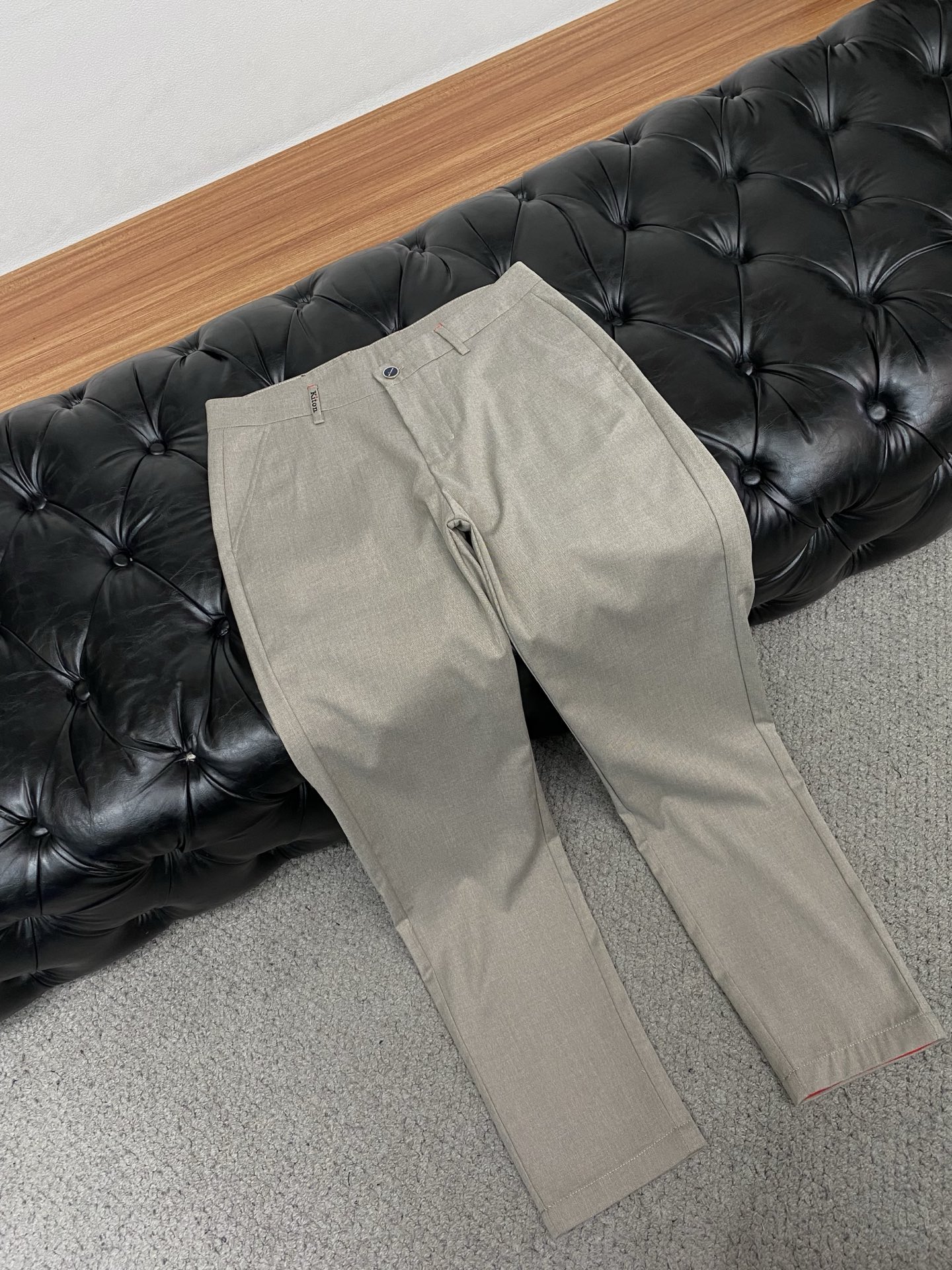 kiton 26春夏新款 休闲裤 干净利落剪裁，都市风十足 采用精纺面料手感软糯干爽，上身效果挺括有型。