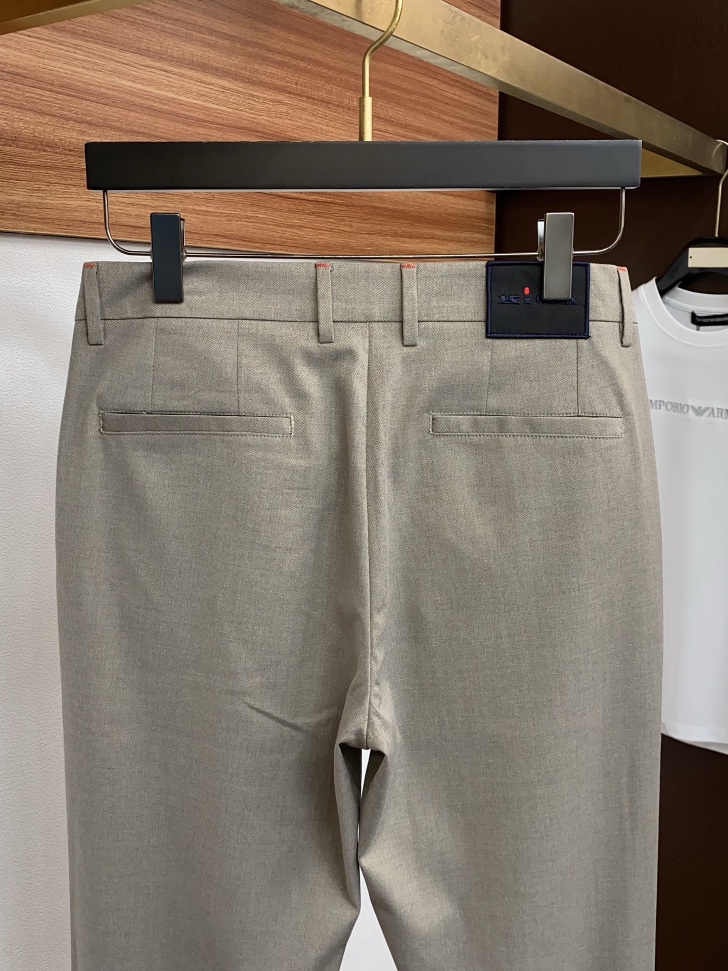 kiton 26春夏新款 休闲裤 干净利落剪裁，都市风十足 采用精纺面料手感软糯干爽，上身效果挺括有型。