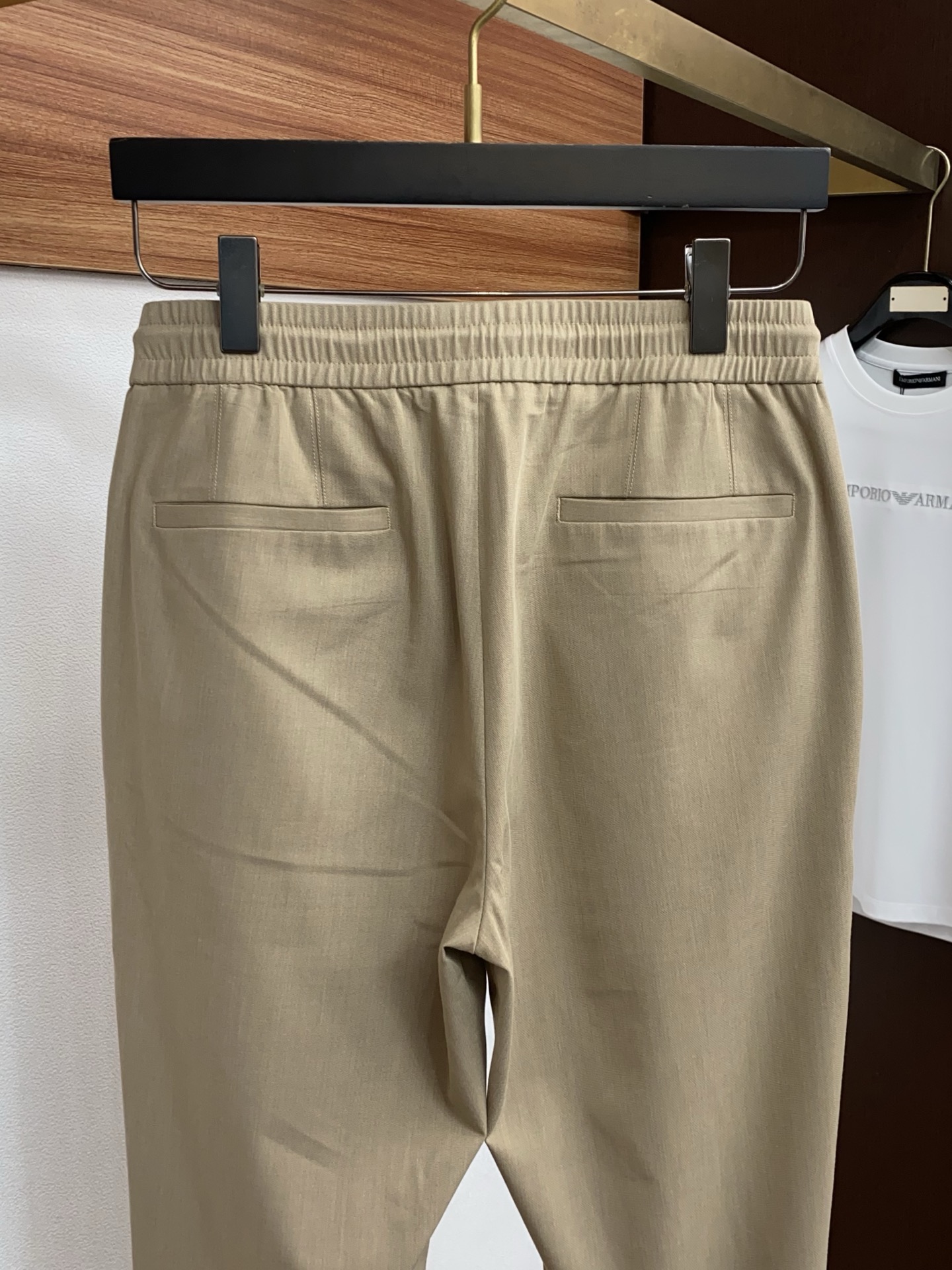 杰尼亚 26春夏新款 休闲裤 干净利落剪裁，都市风十足 采用精纺面料手感软糯干爽，上身效果挺括有型。五金