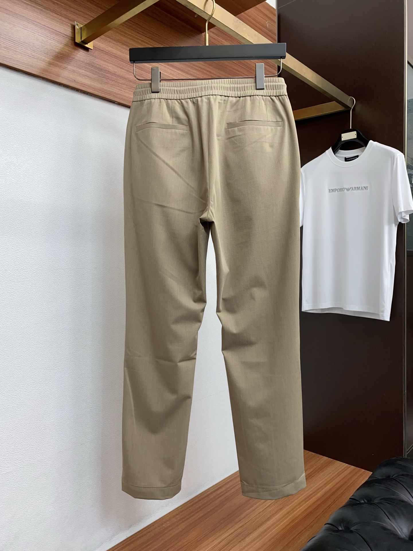 杰尼亚 26春夏新款 休闲裤 干净利落剪裁，都市风十足 采用精纺面料手感软糯干爽，上身效果挺括有型。五金