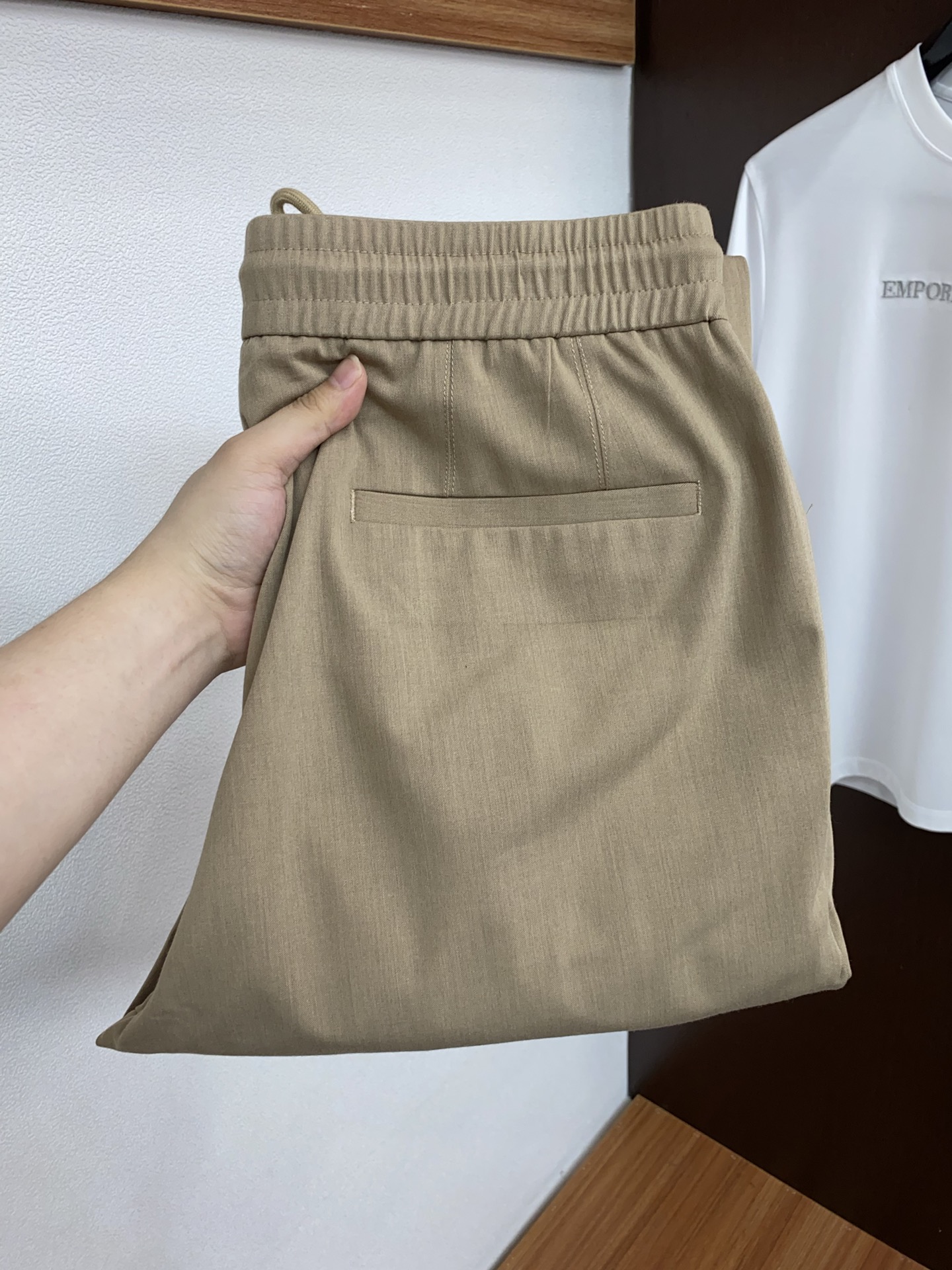 杰尼亚 26春夏新款 休闲裤 干净利落剪裁，都市风十足 采用精纺面料手感软糯干爽，上身效果挺括有型。五金