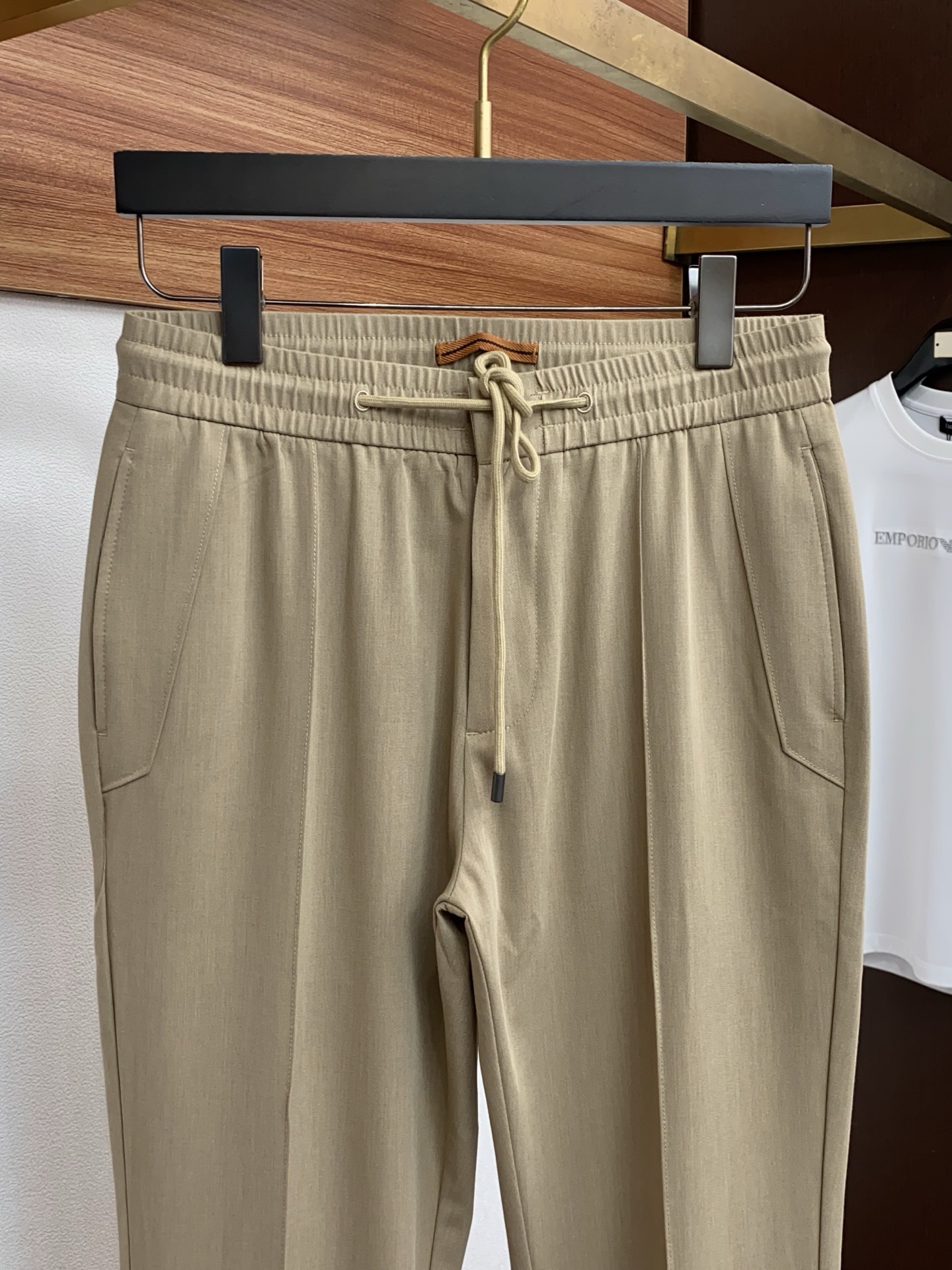 杰尼亚 26春夏新款 休闲裤 干净利落剪裁，都市风十足 采用精纺面料手感软糯干爽，上身效果挺括有型。五金