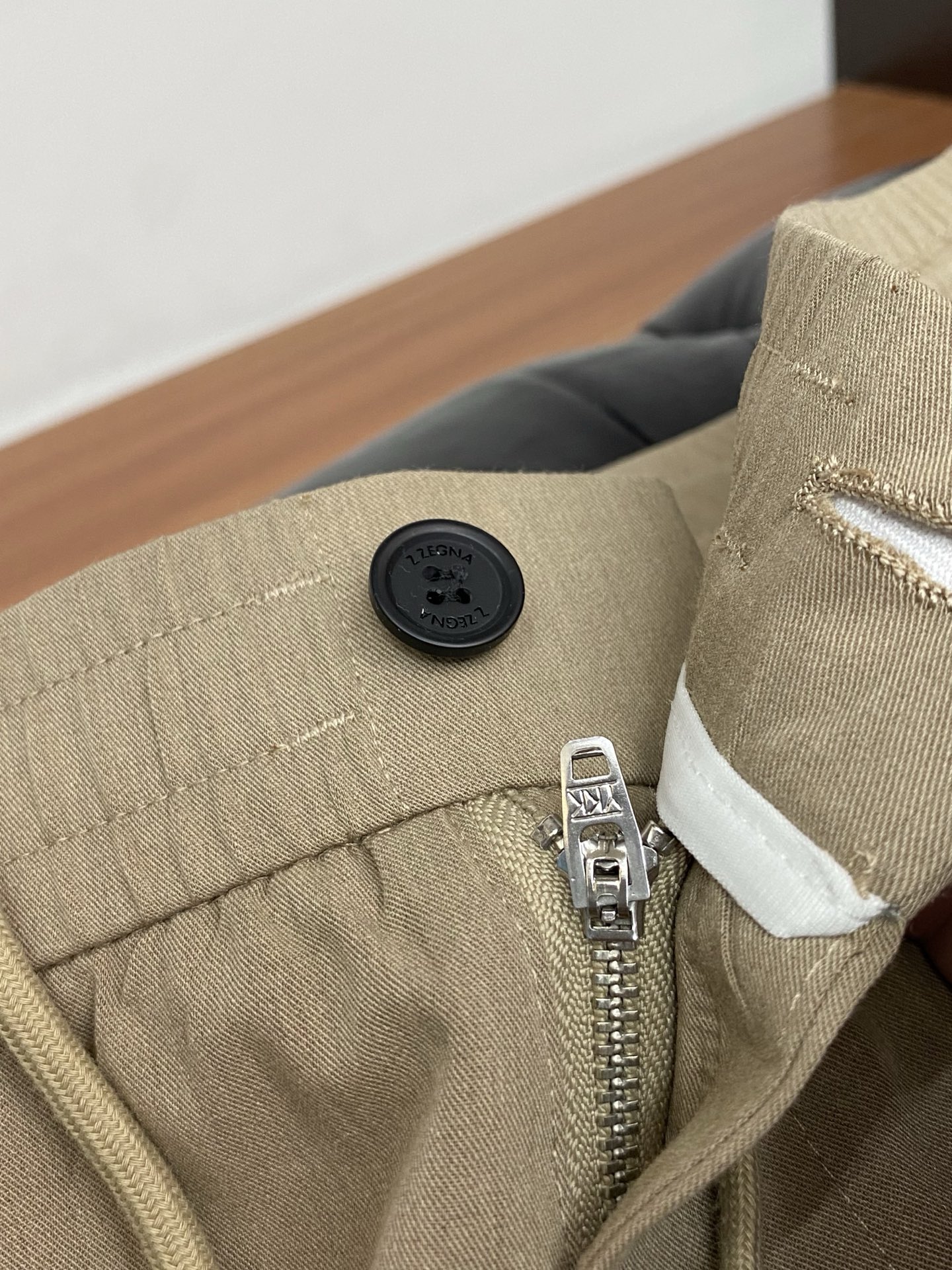 杰尼亚 26春夏新款 休闲裤 干净利落剪裁，都市风十足 采用精纺面料手感软糯干爽，上身效果挺括有型。五金