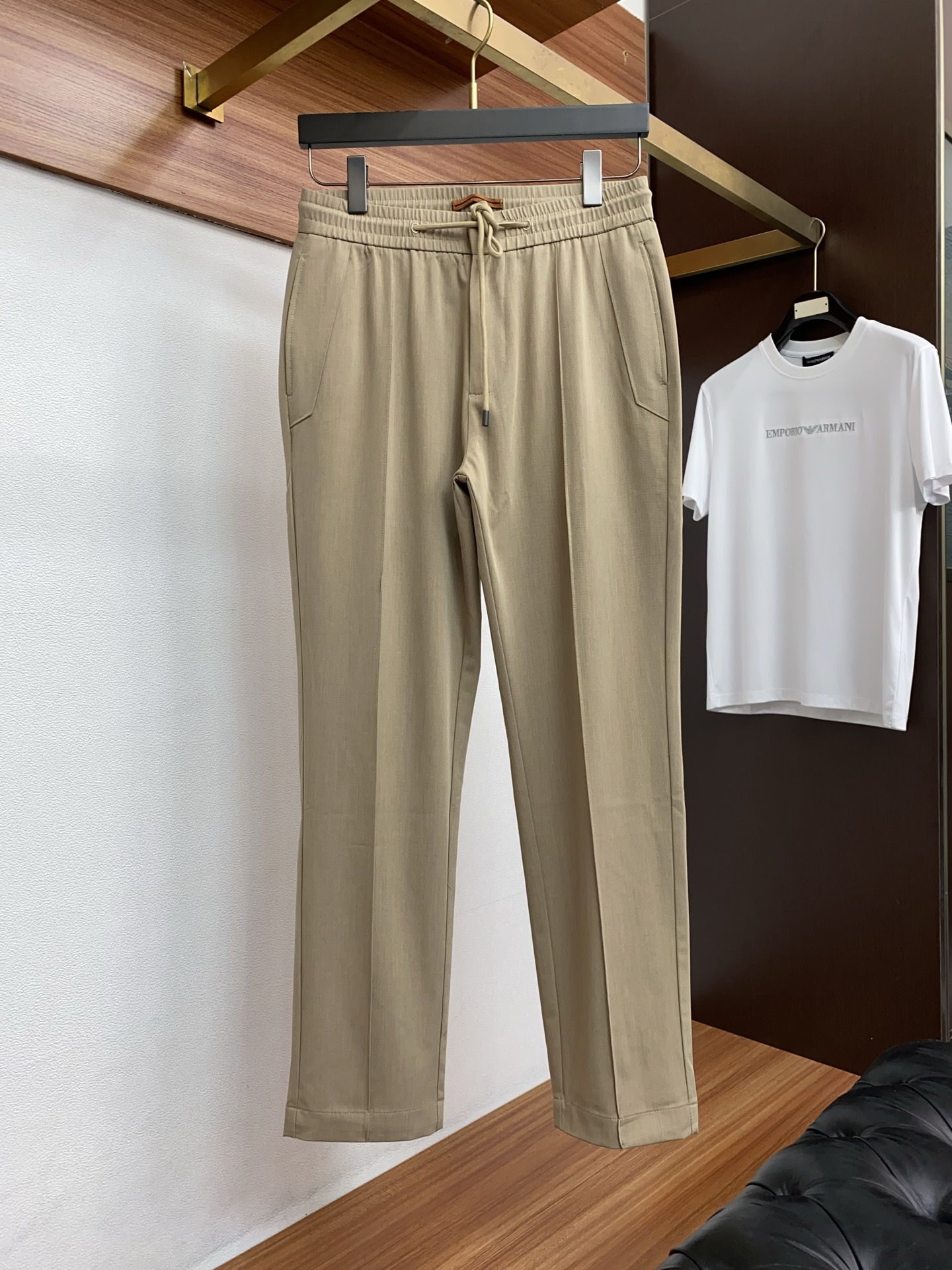 杰尼亚 26春夏新款 休闲裤 干净利落剪裁，都市风十足 采用精纺面料手感软糯干爽，上身效果挺括有型。五金