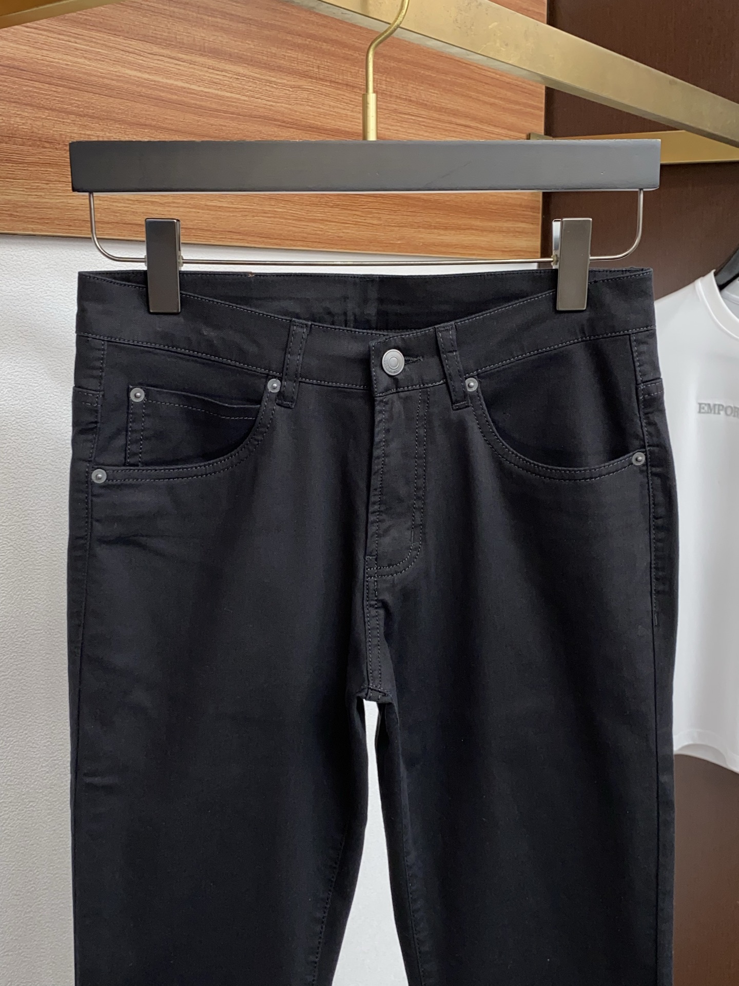 Loro piana 诺悠翩雅 26春夏新款竹节棉休闲裤 干净利落剪裁，都市风十足 采用精纺面料手感软糯