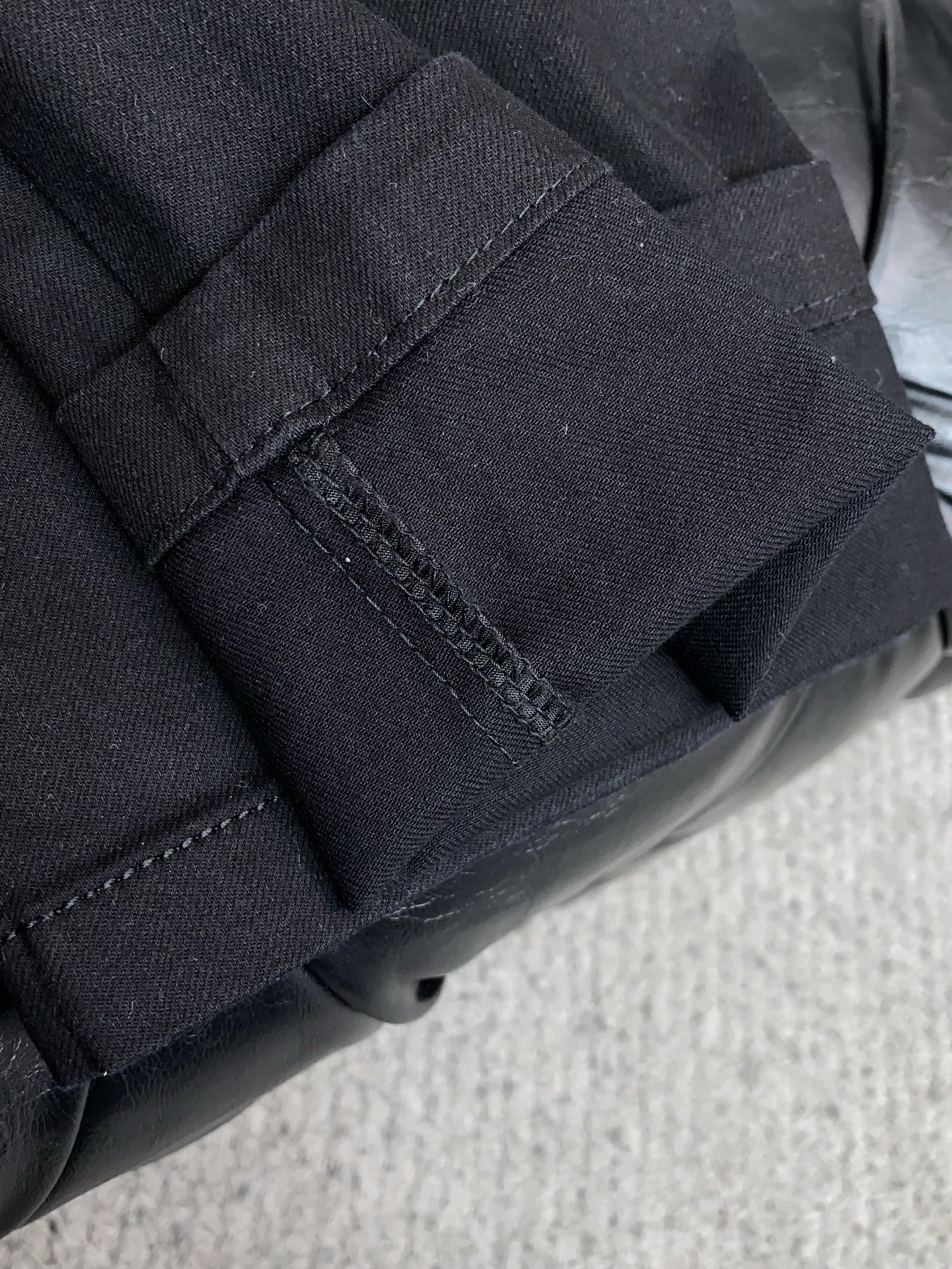 Loro piana 诺悠翩雅 26春夏新款竹节棉休闲裤 干净利落剪裁，都市风十足 采用精纺面料手感软糯