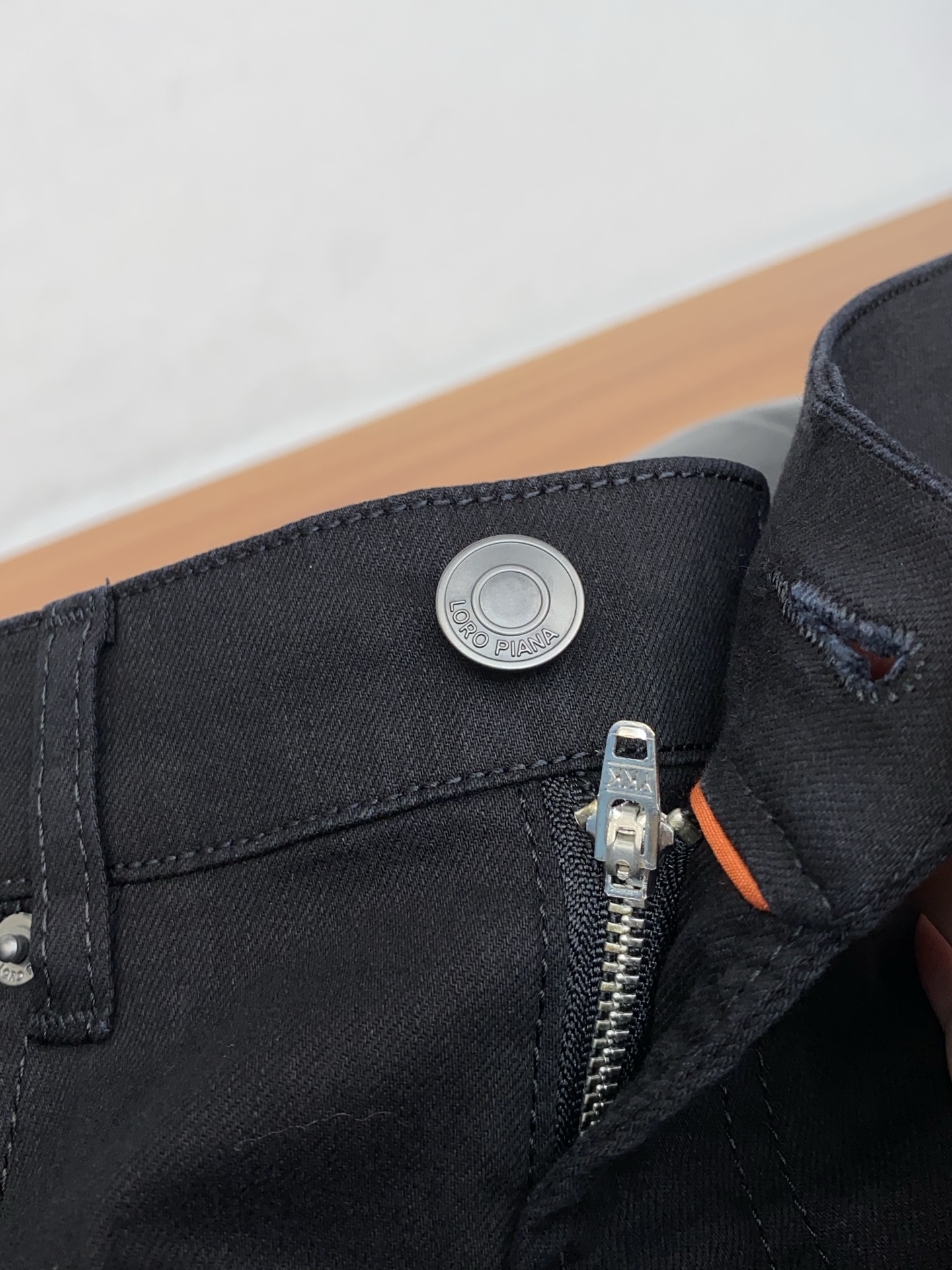 Loro piana 诺悠翩雅 26春夏新款竹节棉休闲裤 干净利落剪裁，都市风十足 采用精纺面料手感软糯