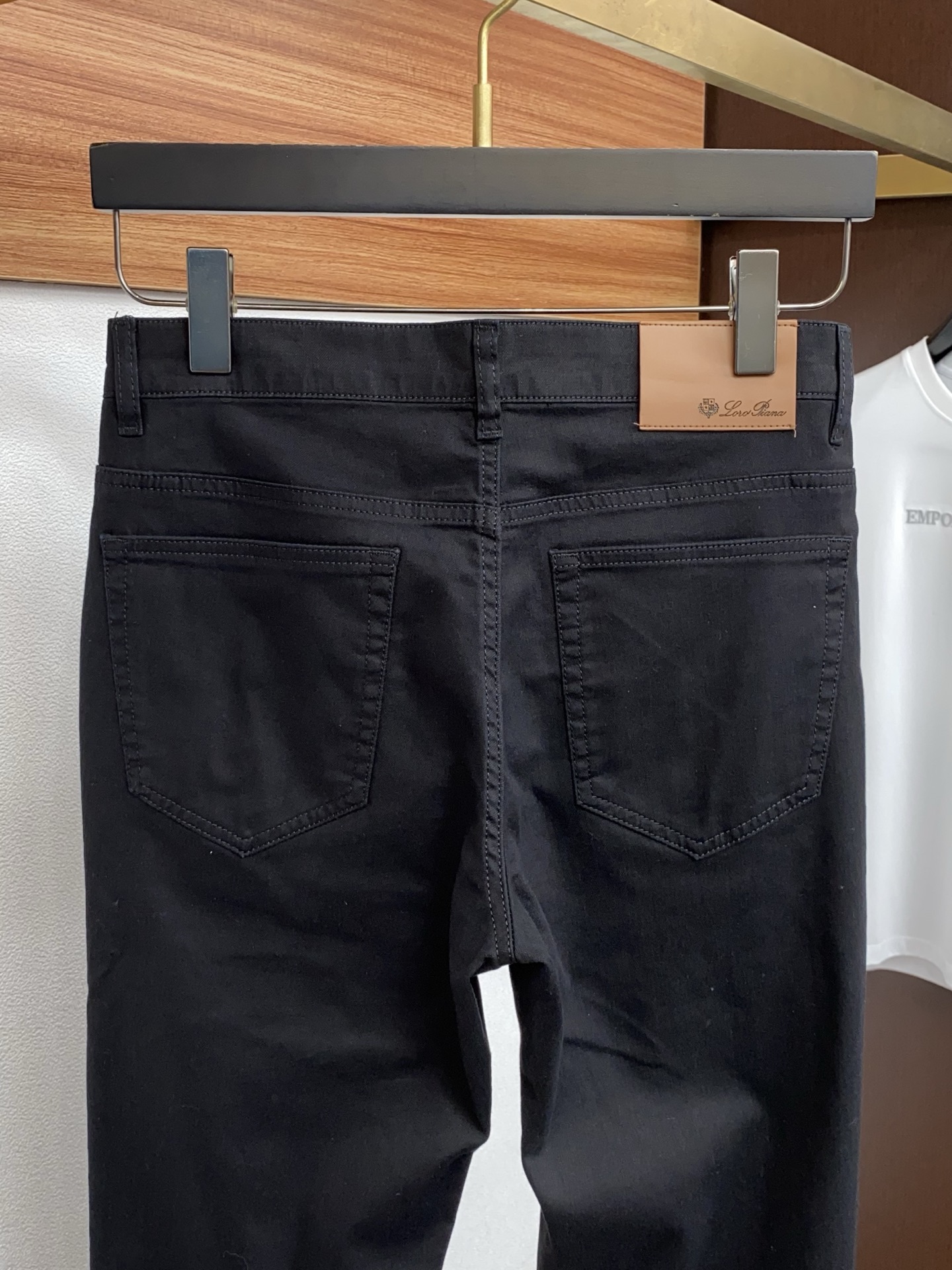 Loro piana 诺悠翩雅 26春夏新款竹节棉休闲裤 干净利落剪裁，都市风十足 采用精纺面料手感软糯