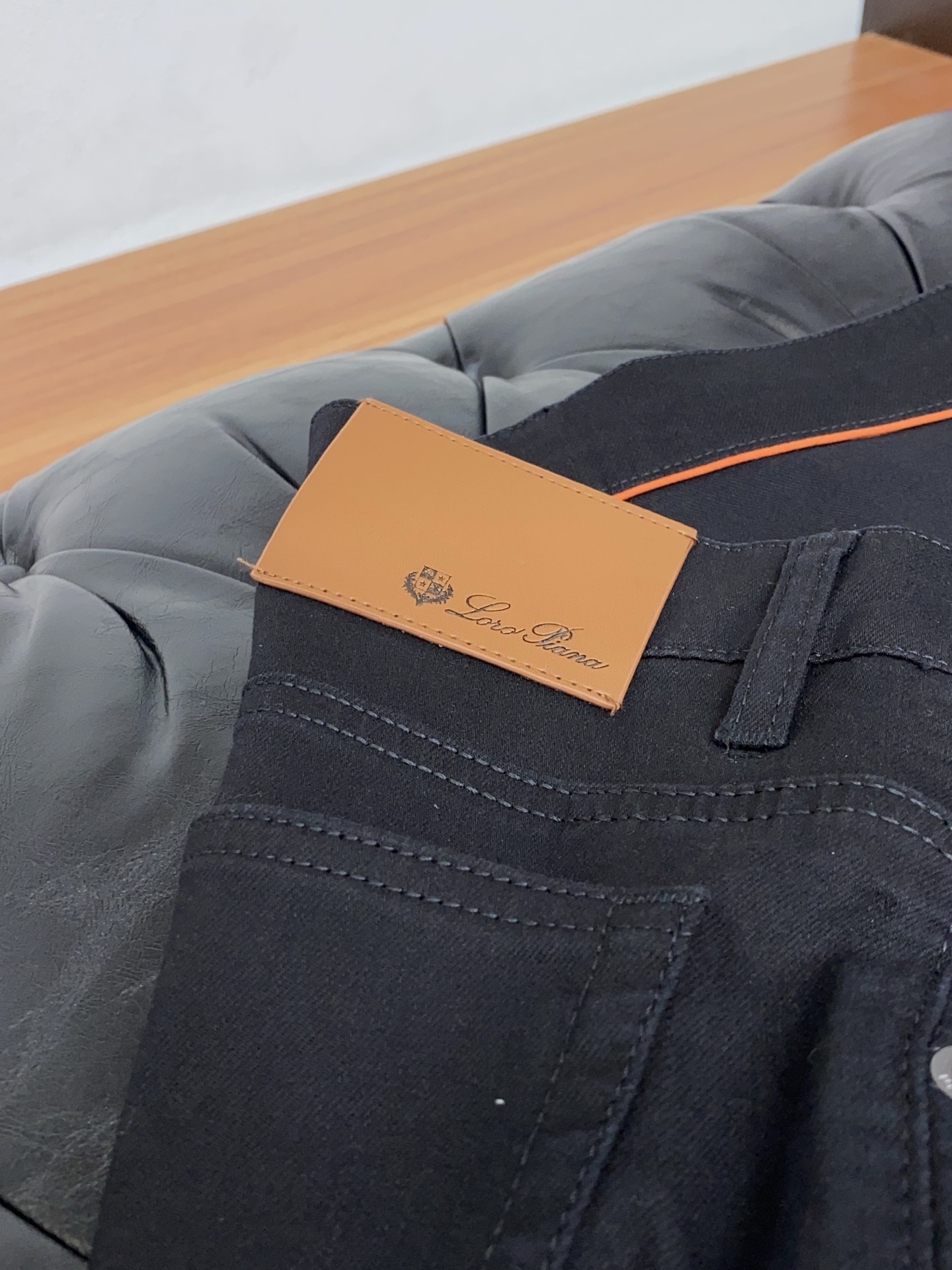 Loro piana 诺悠翩雅 26春夏新款竹节棉休闲裤 干净利落剪裁，都市风十足 采用精纺面料手感软糯